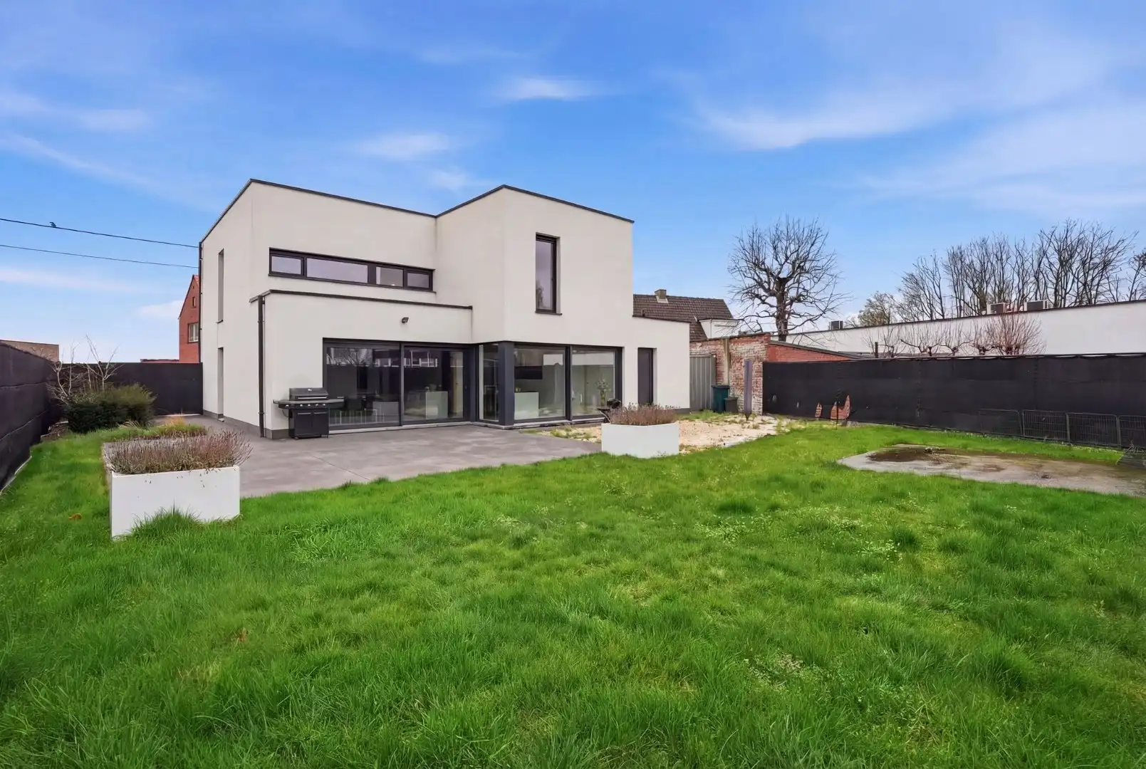 Alleenstaande woning (BJ2016) op 663m² met inpandige garage, 4 slks en 2 badkamers te Kuurne. foto {{pictureIndex}}