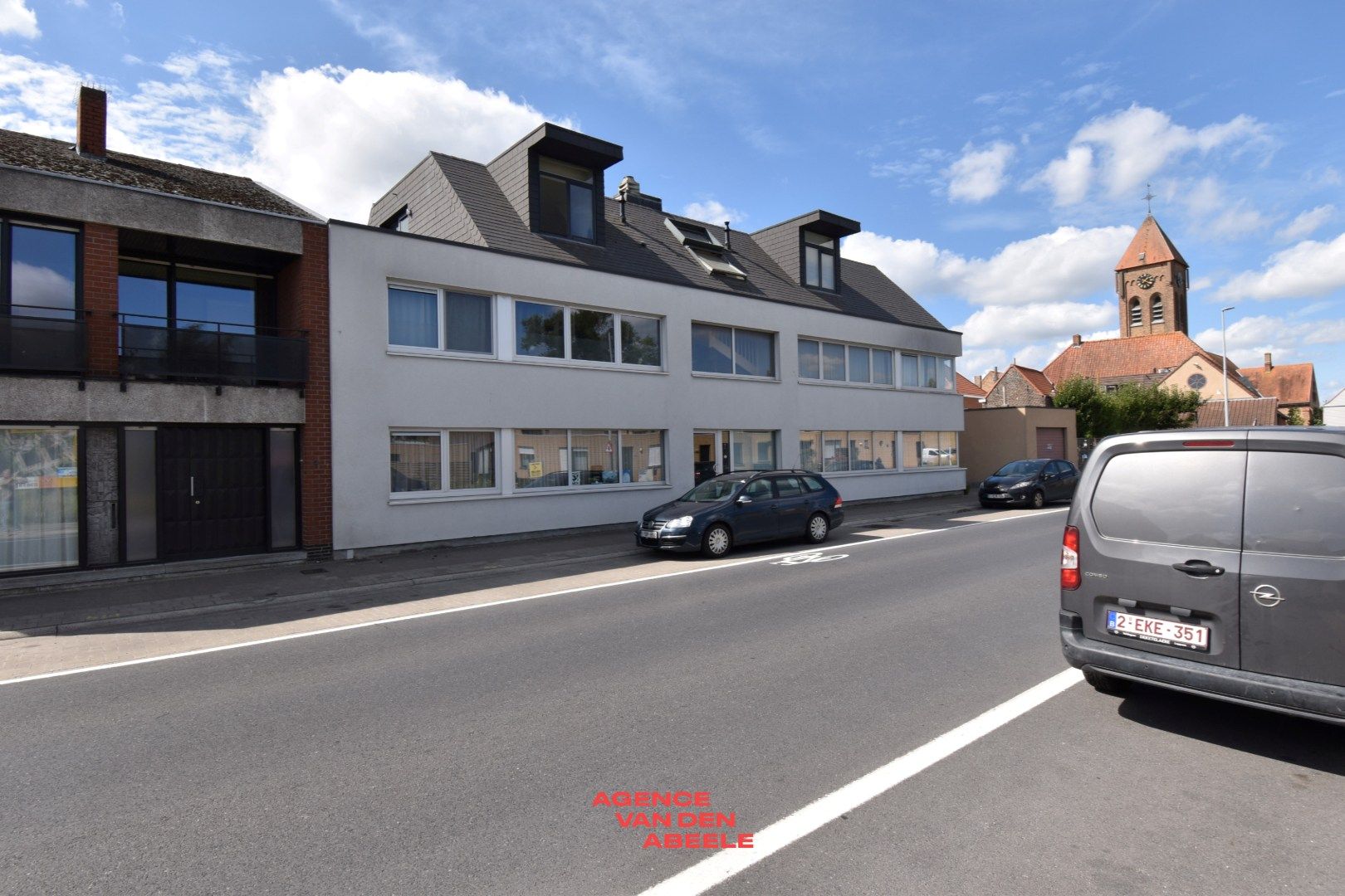 Opbrengsteigendom met 6 appartementen en 7 garages  foto {{pictureIndex}}