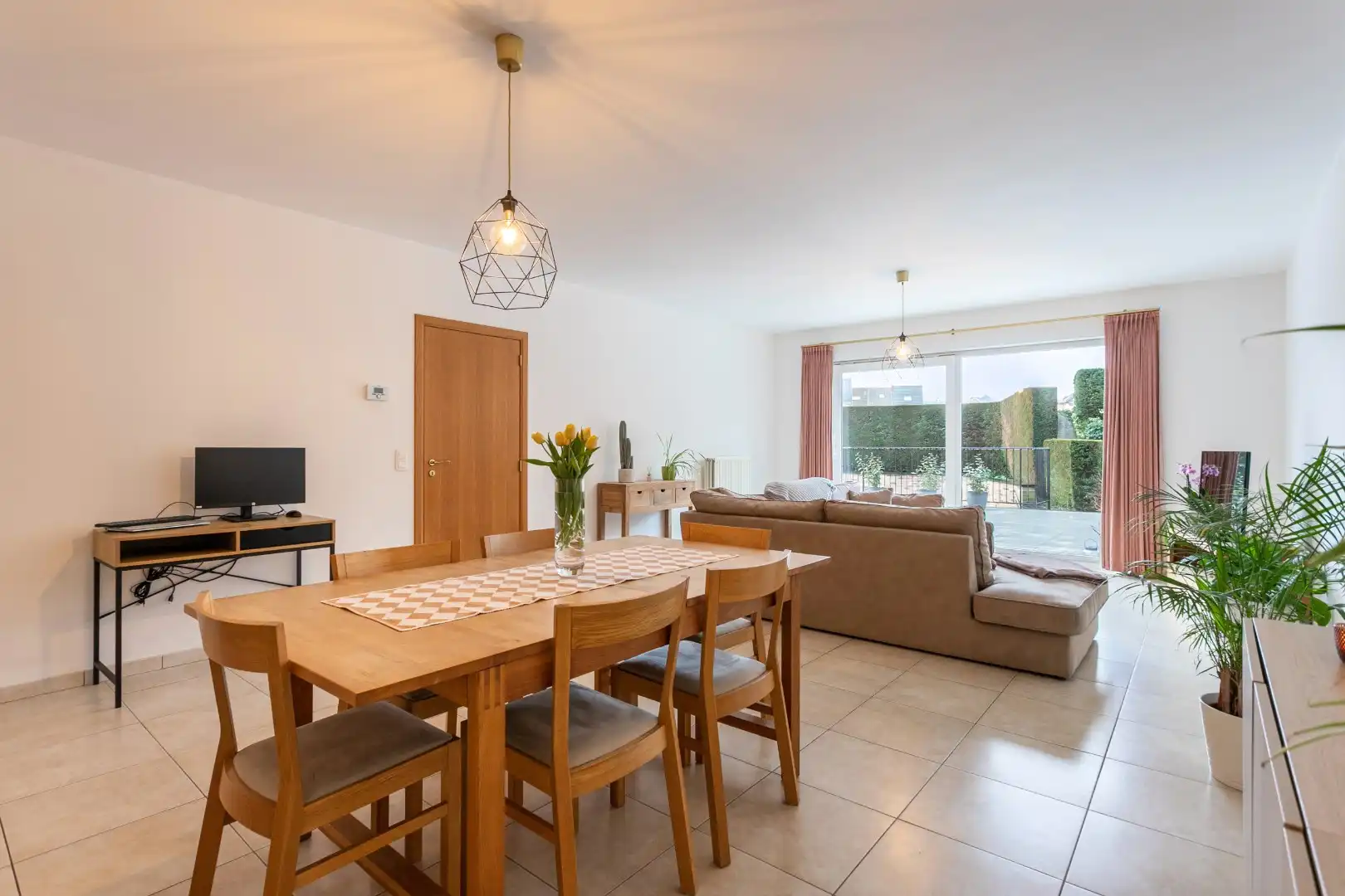 Instapklaar gelijkvloers appartement met 2 slaapkamers, garagebox en ruim terras (35 m²) aan TOP ligging in Halle foto 2