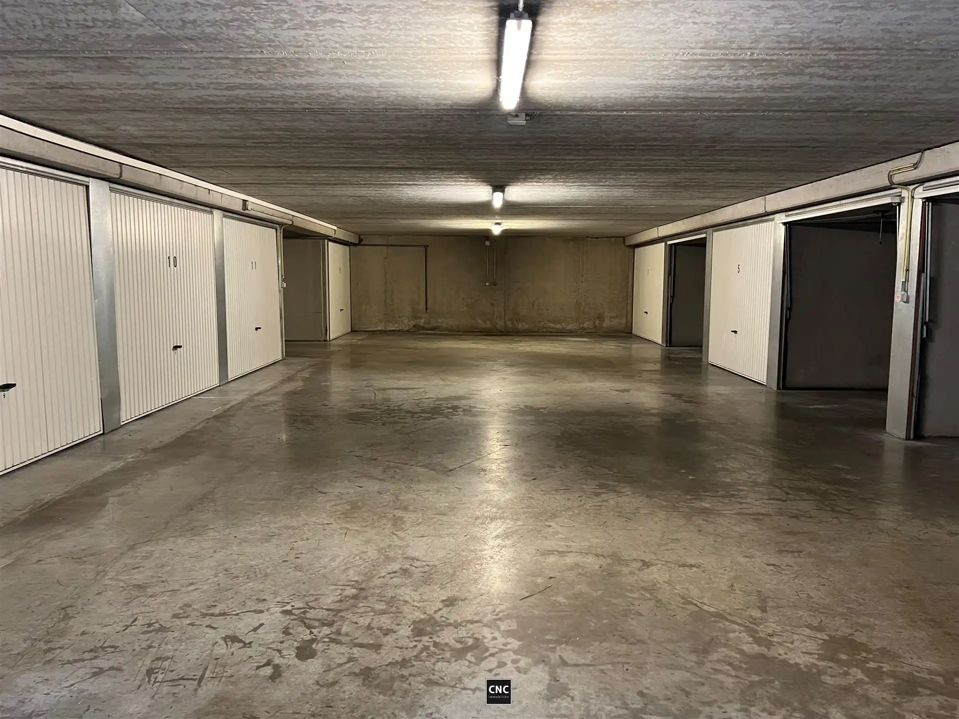 Ruime en makkelijk toegankelijke garagebox nabij het centrum foto 2