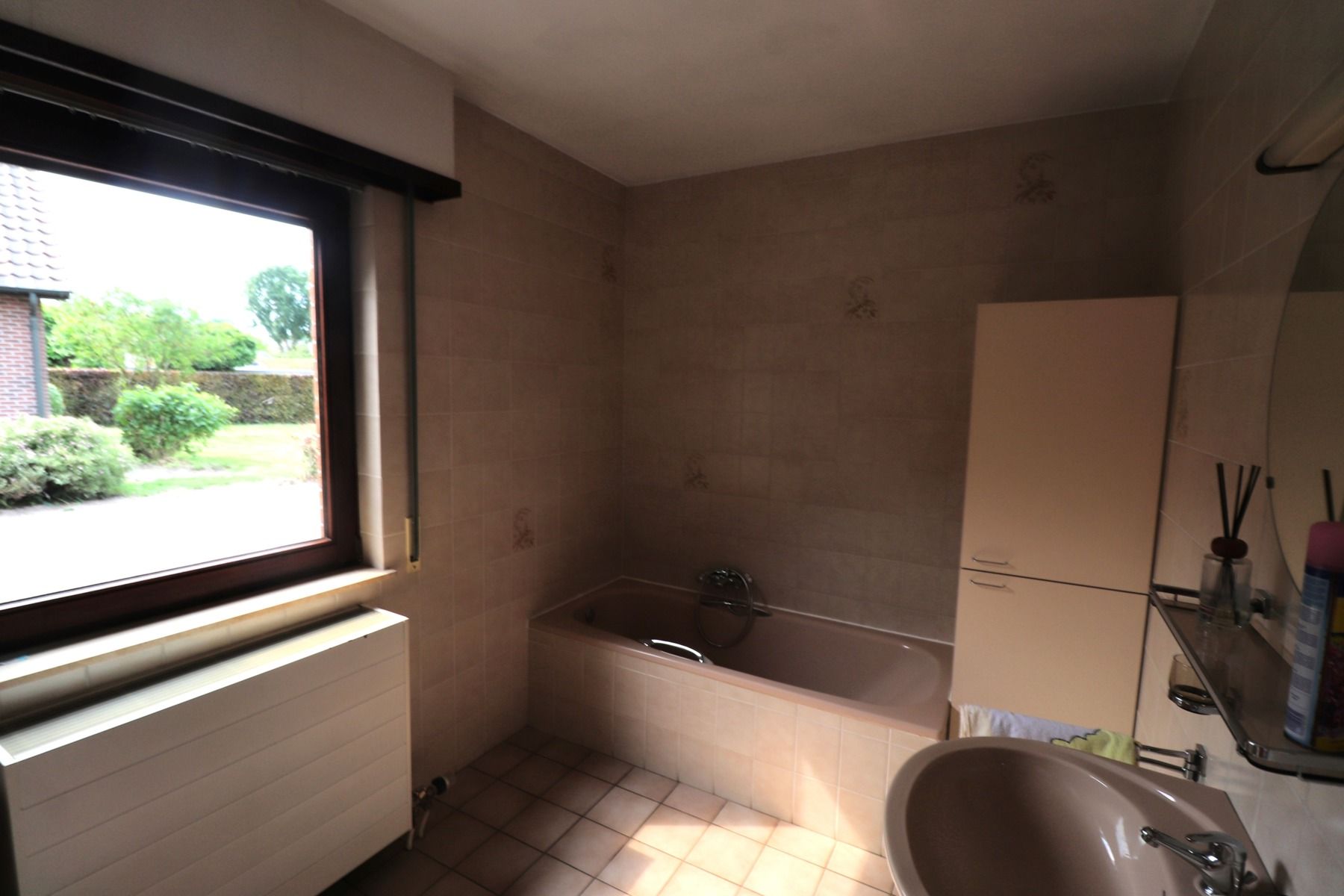 Laagbouwwoning met 2 slaapkamers, garage, terras en tuin. foto 11