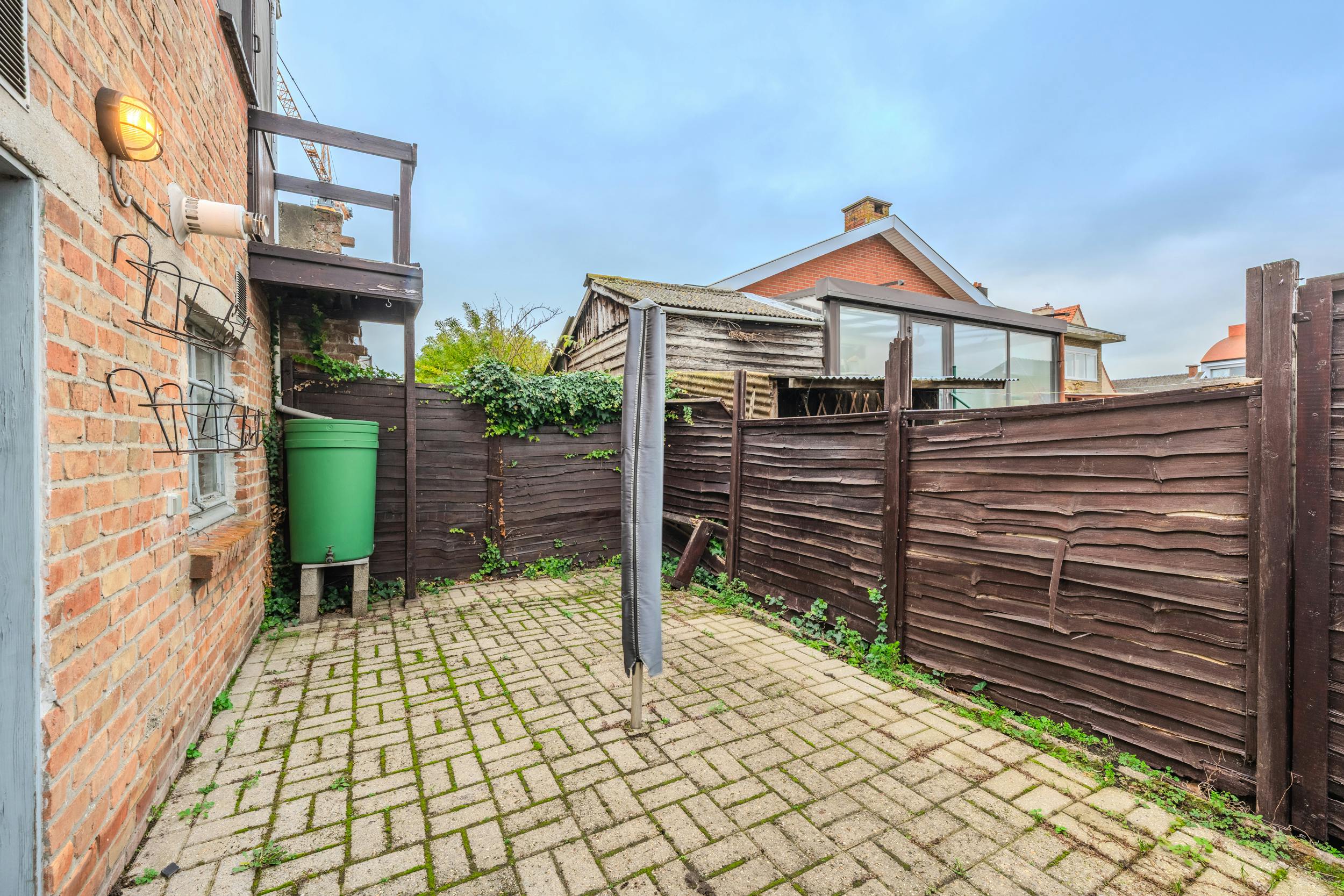 Te renoveren woning met 3 slaapkamers te koop! foto 3