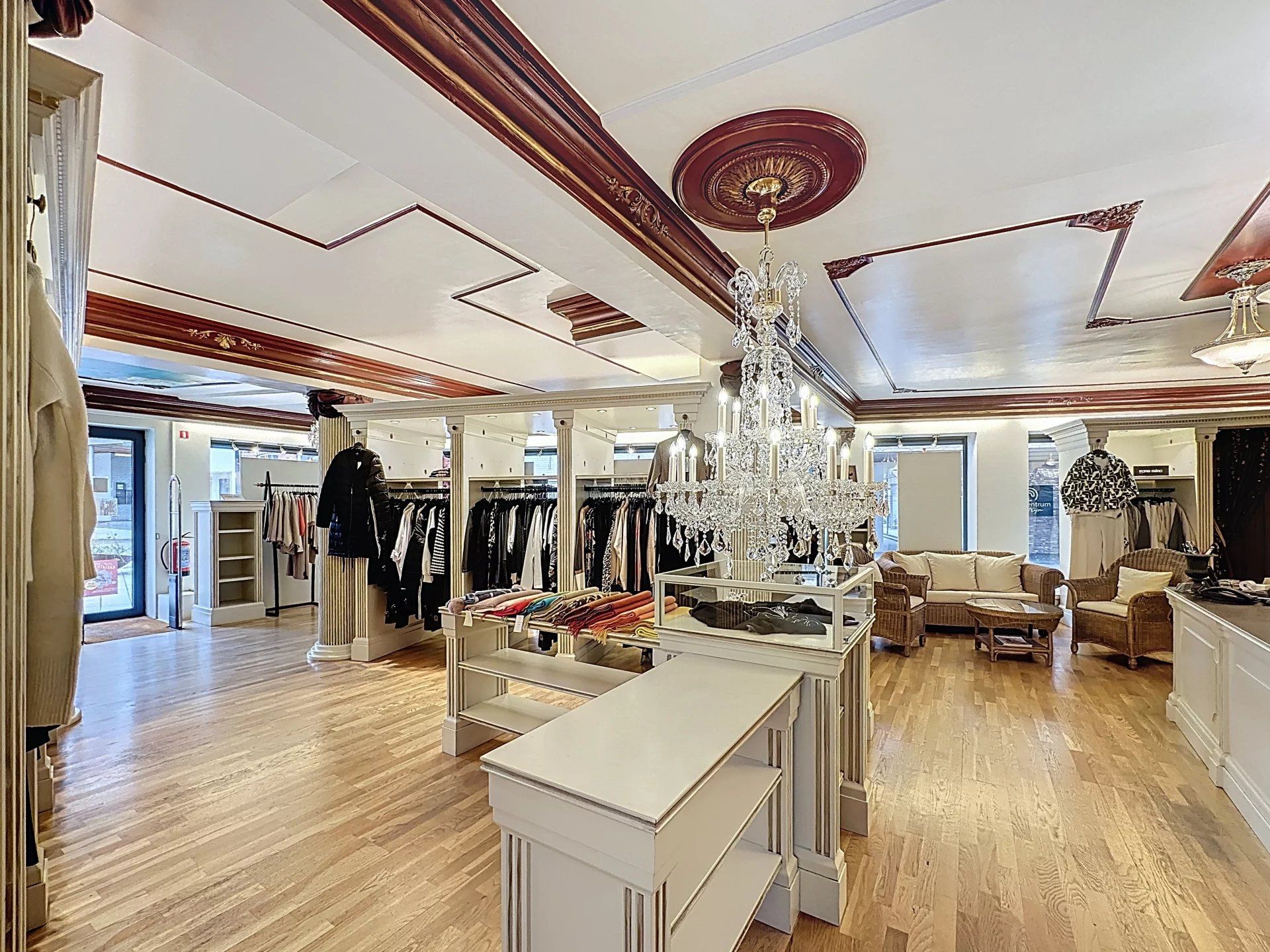 Ruim handelspand met kantoor en keuken op toplocatie. foto 3