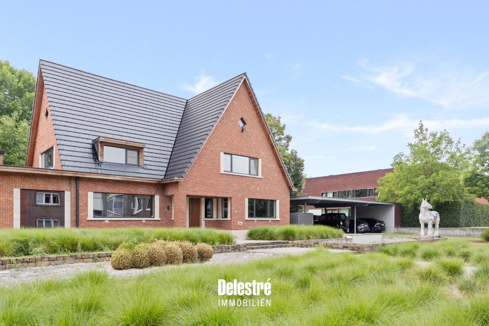 Exclusieve villa met 487m² woonruimte, uitzicht & rust – wonen én werken mogelijk! foto {{pictureIndex}}