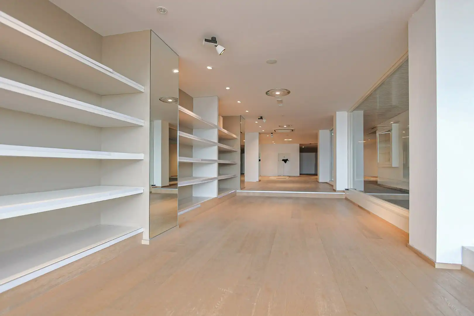 Verhuurd winkel te koop van 471 m² te Zeedijk  678-679 foto 6