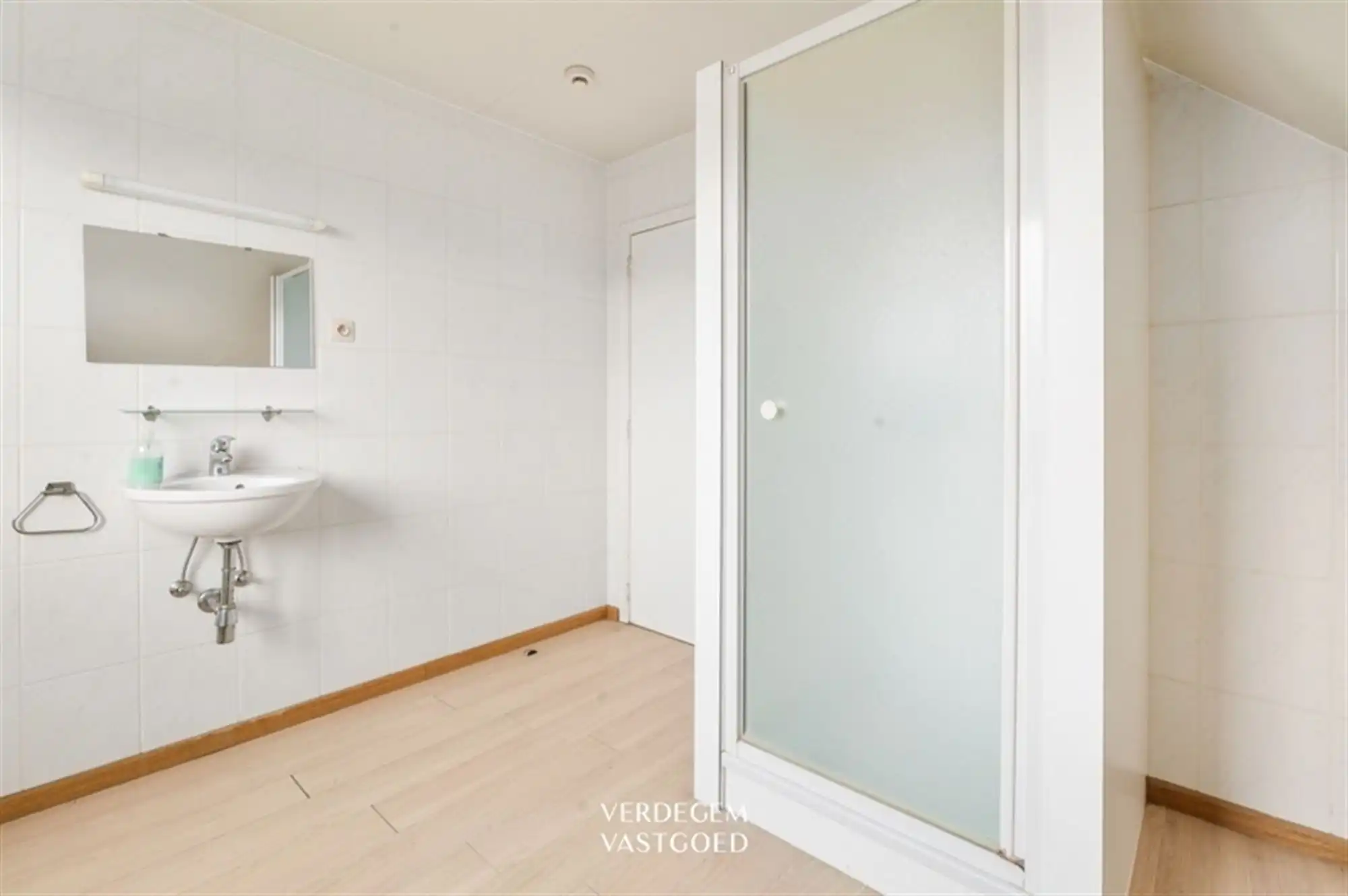 Rustig gelegen, vrijstaande woning met 6 slaapkamers op mooi perceel foto 18