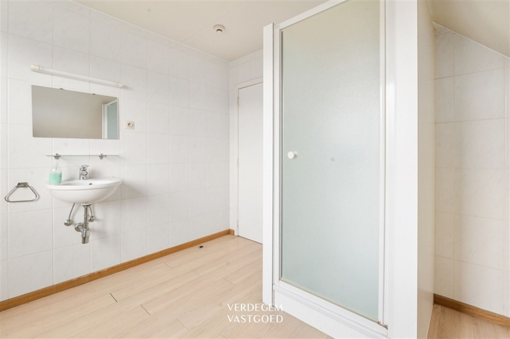 Rustig gelegen, vrijstaande woning met 6 slaapkamers op mooi perceel foto 18