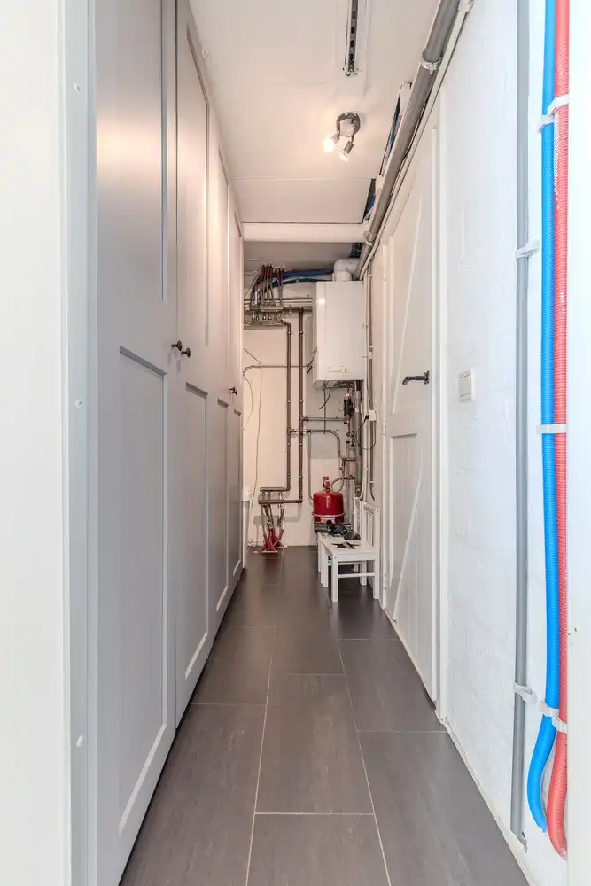 Stijlvolle, instapklare woning met vier slaapkamers, twee badkamers en verwarmd zwembad te koop in Lanaken foto 18