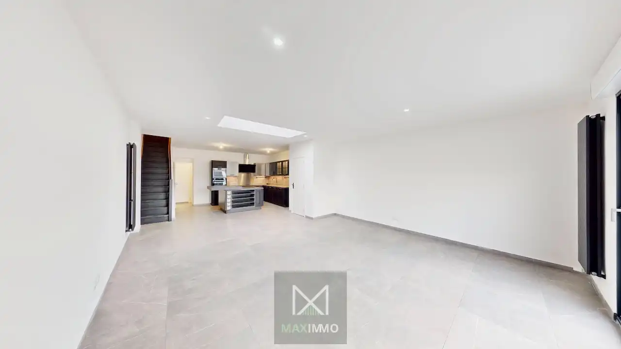 Totaal gerenoveerde woning met garage in het centrum van Lauwe foto {{pictureIndex}}