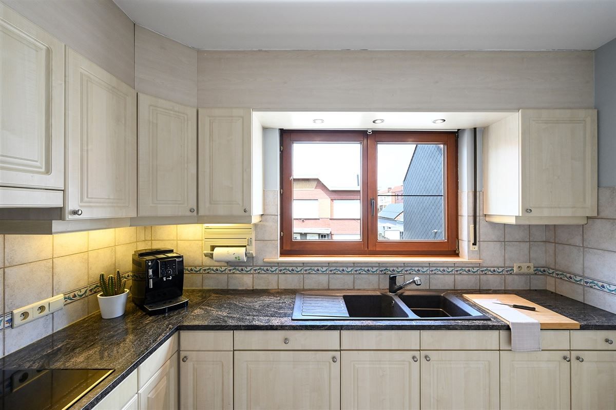 Ruim appartement met garage en kelderberging pal in centrum Hoevenen. foto 6