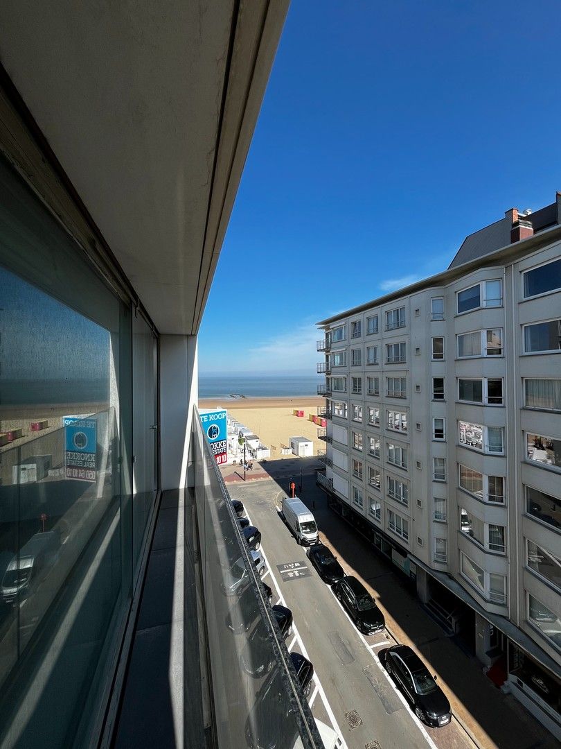 Appartement met zijdelings zeezicht gelegen vlakbij de winkels in de Kustlaan en de Zeedijk. foto 20