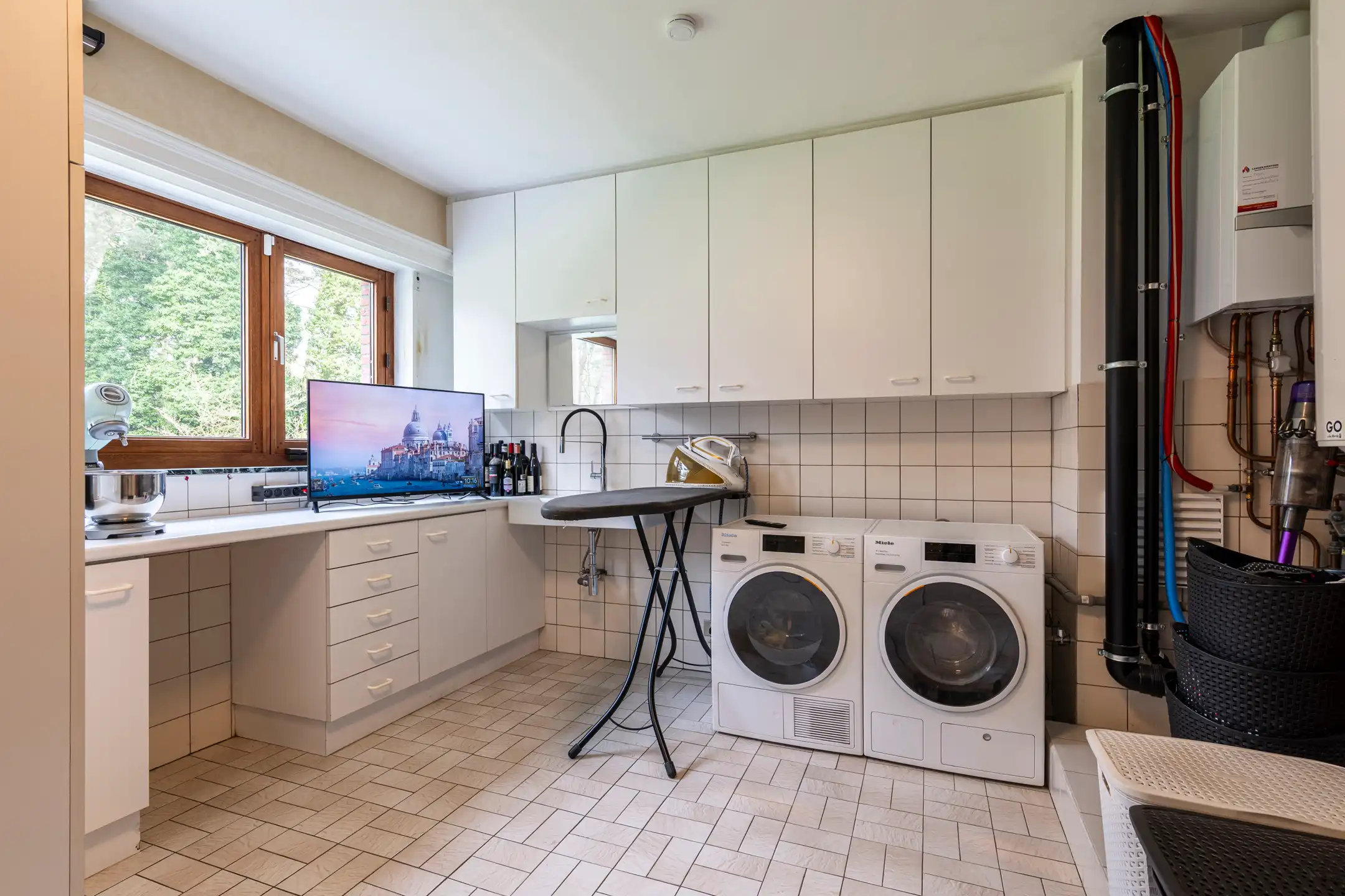 Ruime, recent gerenoveerde villa met 5 slpks op 2.430 m² foto 9