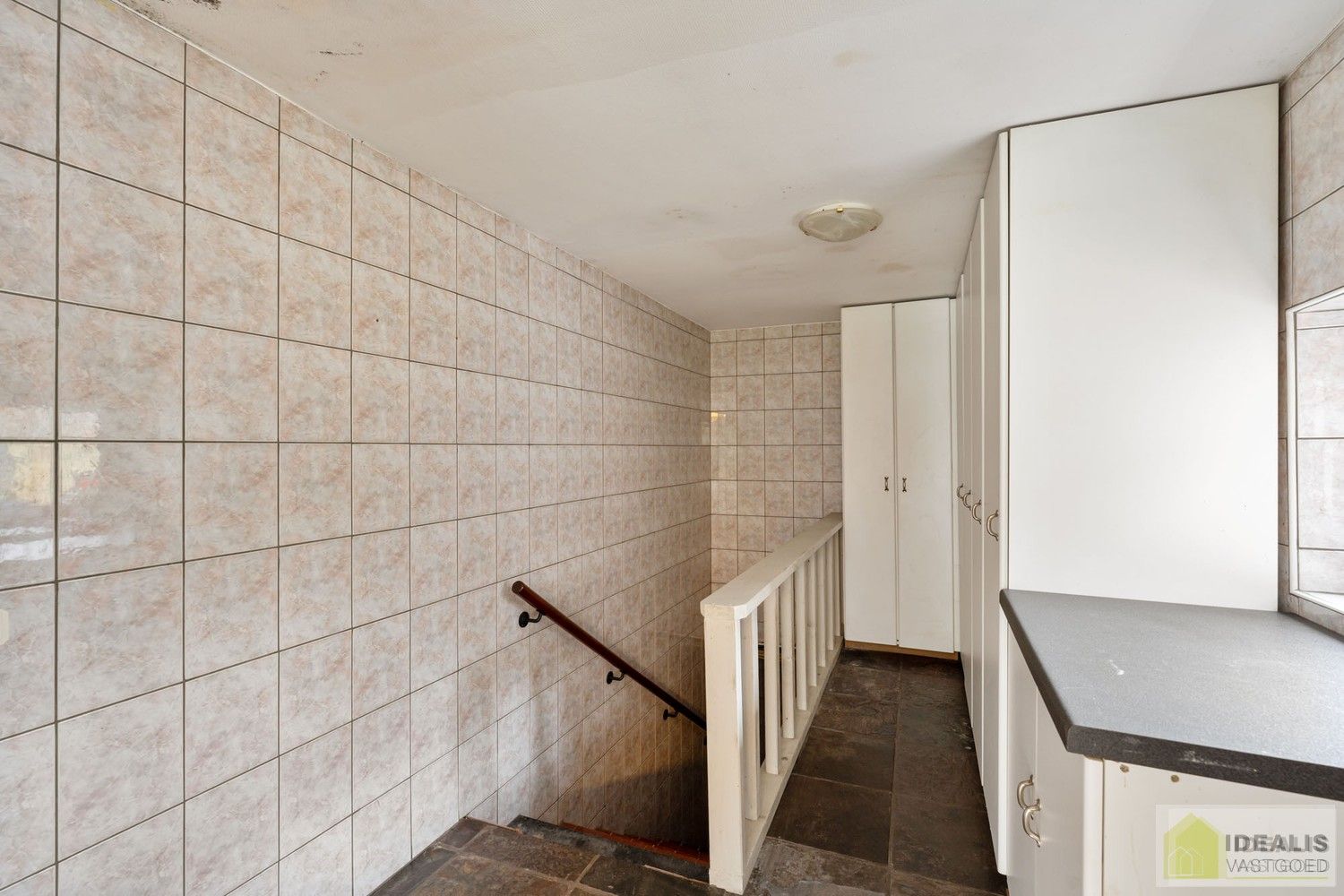 IDEALIS VASTGOED – Ruime te renoveren villa op riant perceel! De villa omvat 198m² netto bewoonbare oppervlakte met een ruime woonkamer en aansluitend uitgeruste keuken, badkamer, 2 grote en 1 kleine slaapkamer, kelder, veranda en 2 garages met sectionale poort van ca. 100m². De villa is gelegen op een prachtig perceel met een oppervlakte van ca. 1,1 hectare (11.000m²)! omgeven door bosgebied! Zeer geschikt voor kandidaten op zoek naar een unieke locatie zeer centraal gelegen, doch volledig omgeven door groen. foto 27