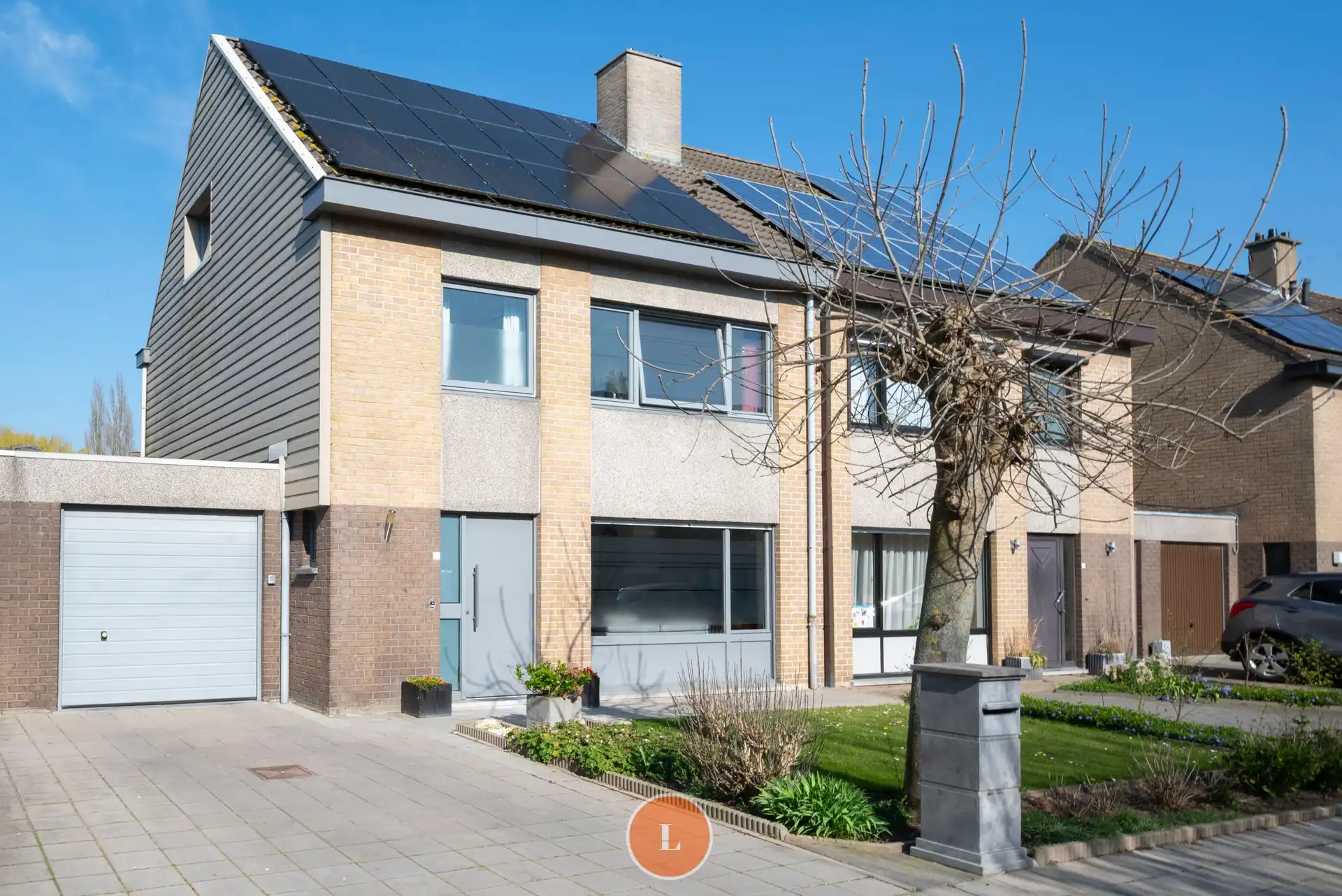 Instapklare gezinswoning in rustige, doodlopende straat met 4 kamers en garage foto {{pictureIndex}}