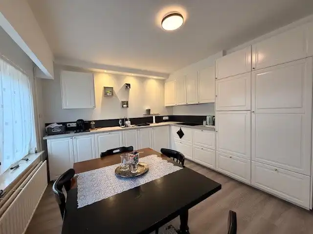 Instapklare gezinswoning met 3 slaapkamers en 2 parkeerplaatsen. foto 3