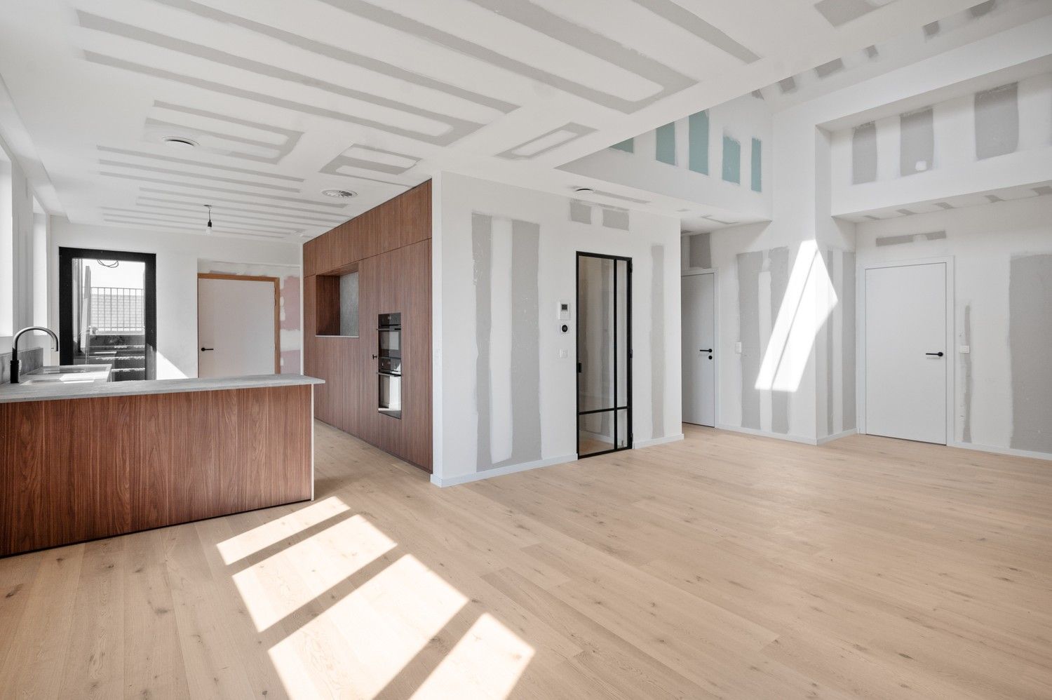 Uitzonderlijk dakappartement met 2 slaapkamers, bureau en een terras van 40m²! foto 4