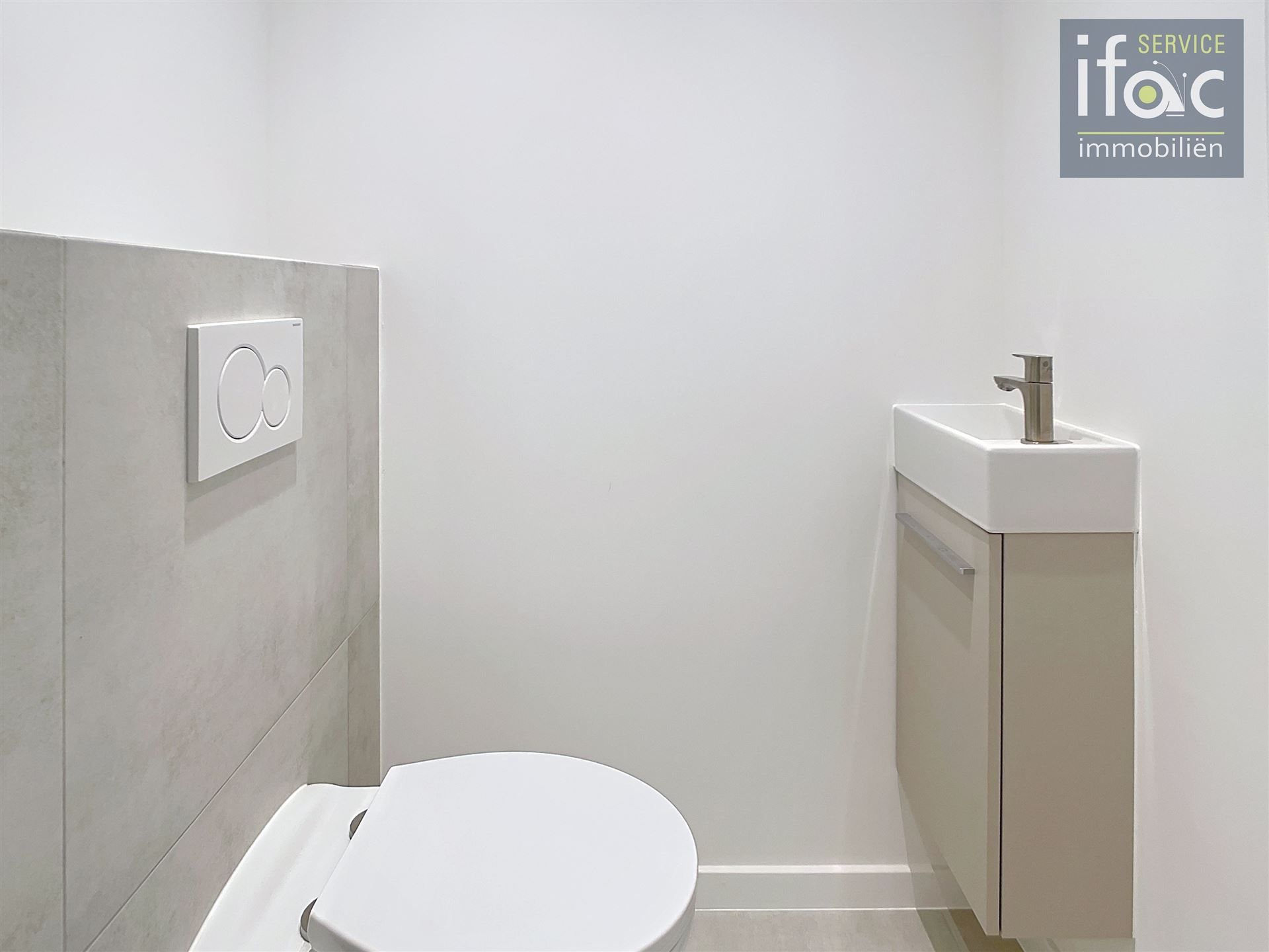 Volledig gerenoveerde woning met tuin, parking, 3slpks, badk foto 7