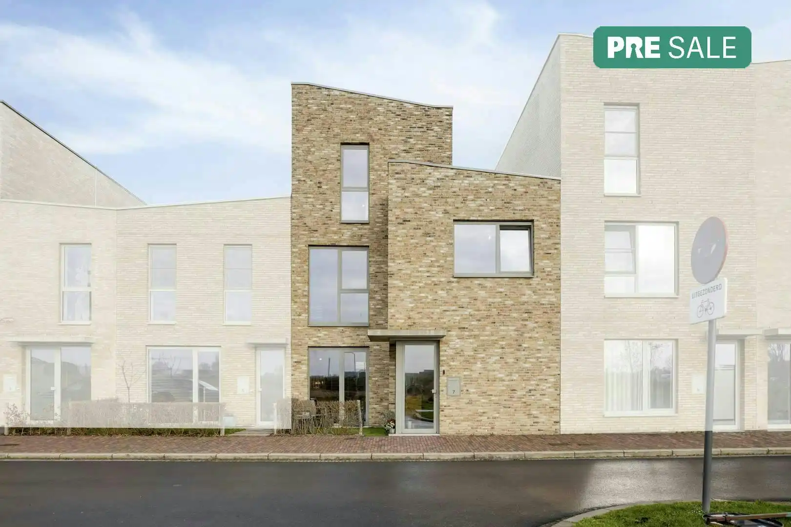 BEN-woning met 4 slaapkamers en 2 carports in het groene Suikerpark te Veurne foto {{pictureIndex}}