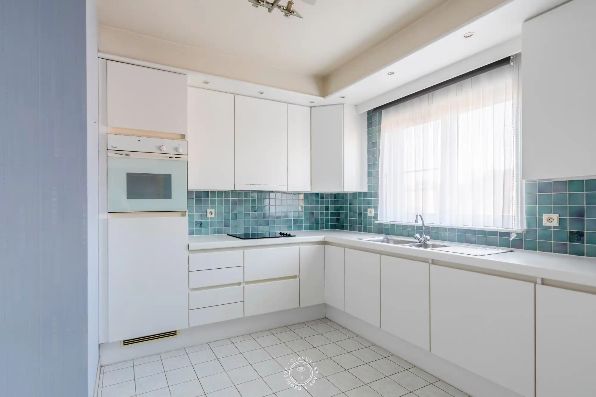 Centraal gelegen appartement met drie slaapkamers en veel lichtinval foto 5