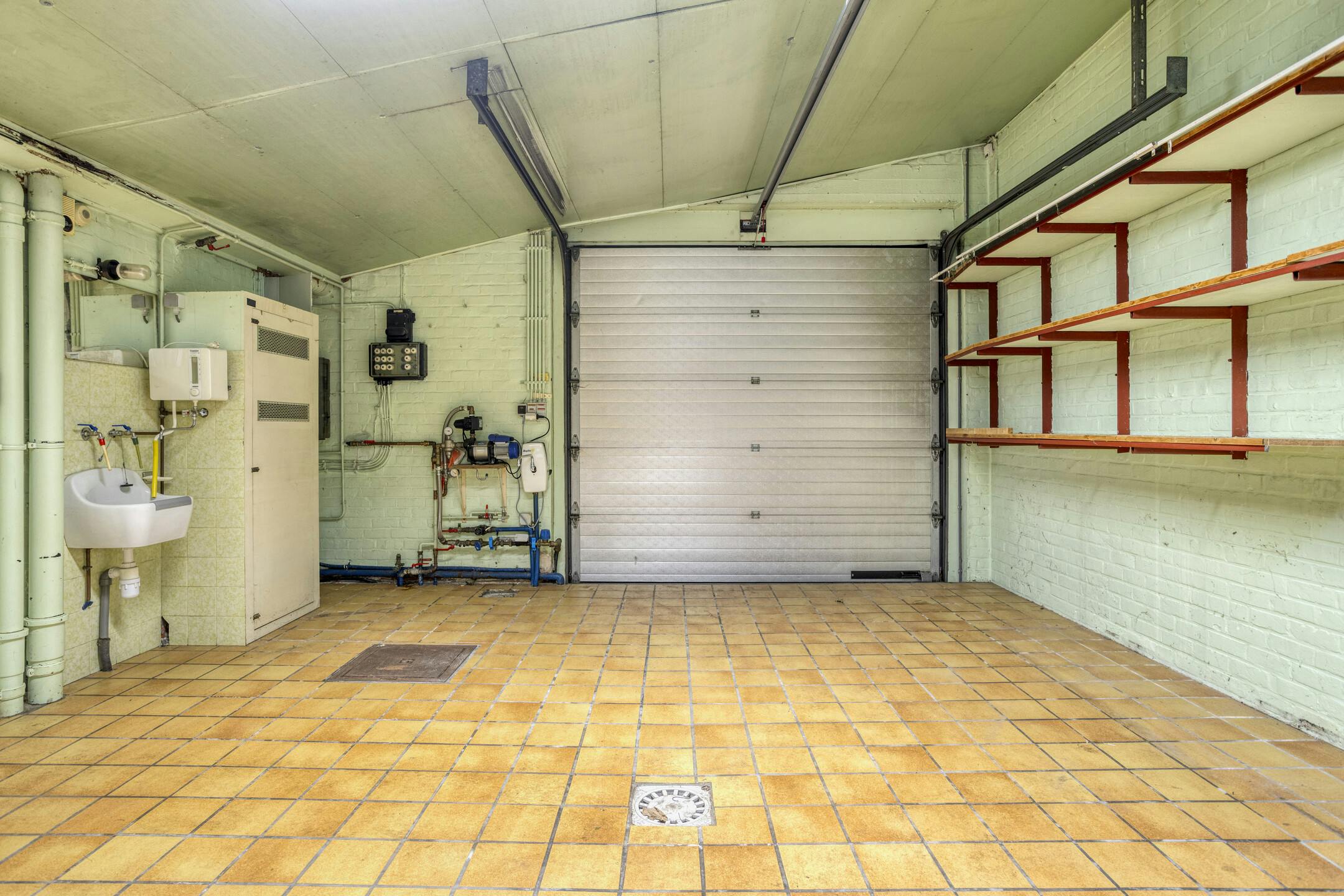Huis te koop in Ieper met 3 kamers, tuin en garage foto 17