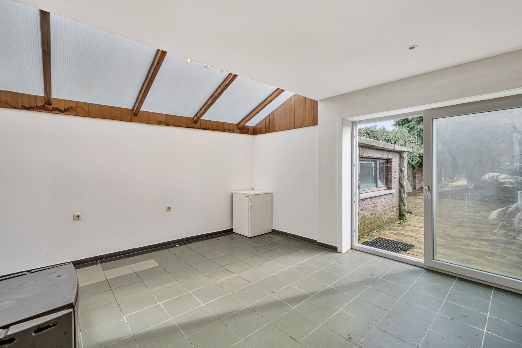 Deels te renoveren Herenwoning met 6 slpks en grote tuin. foto 8