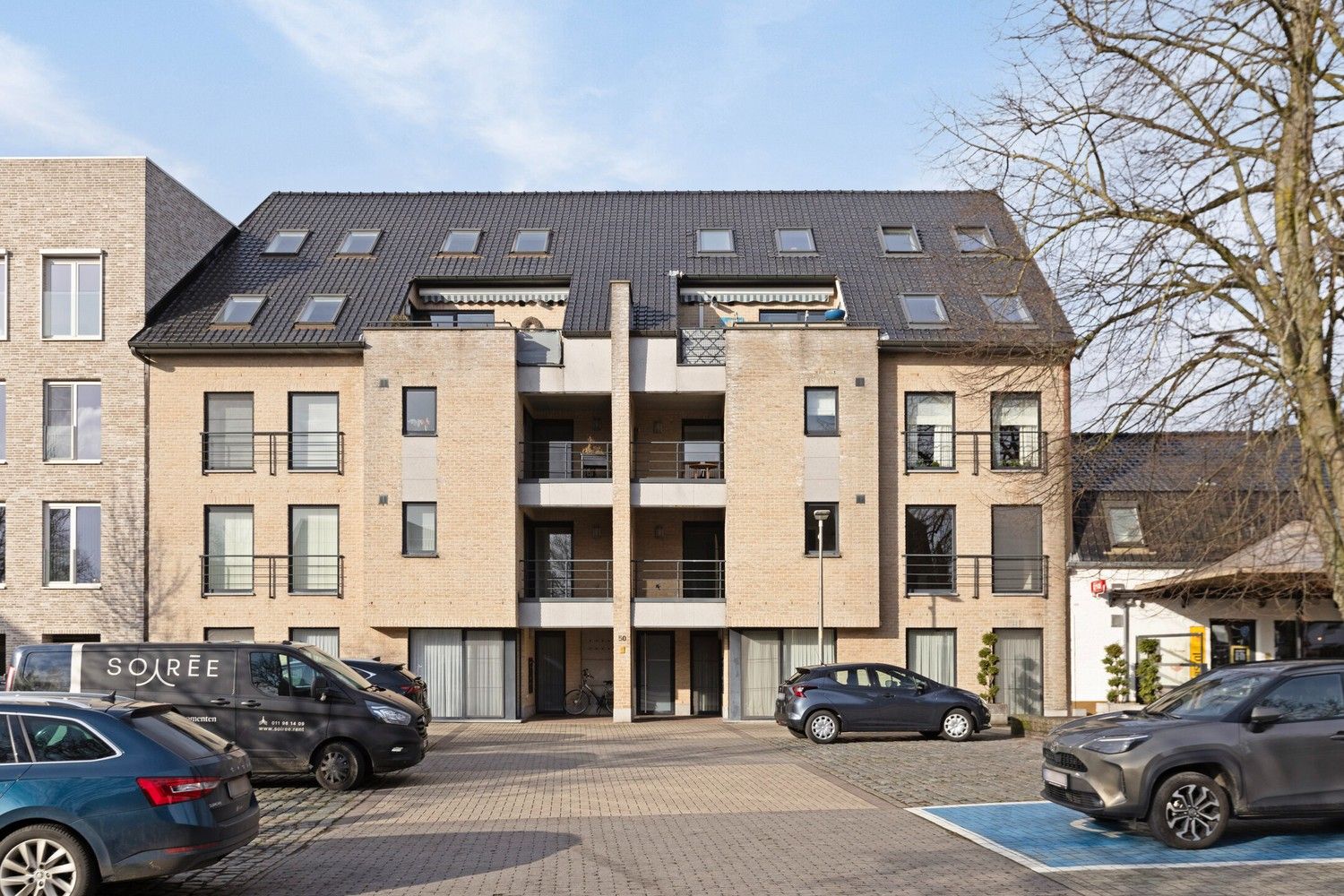 Gelijkvloers appartement met 2 slaapkamers en carport in hartje Pelt foto {{pictureIndex}}