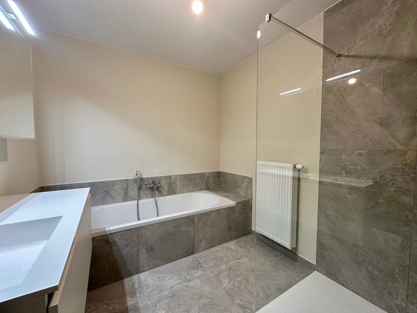 Nieuwbouwwoning in rustige woonwijk foto 14