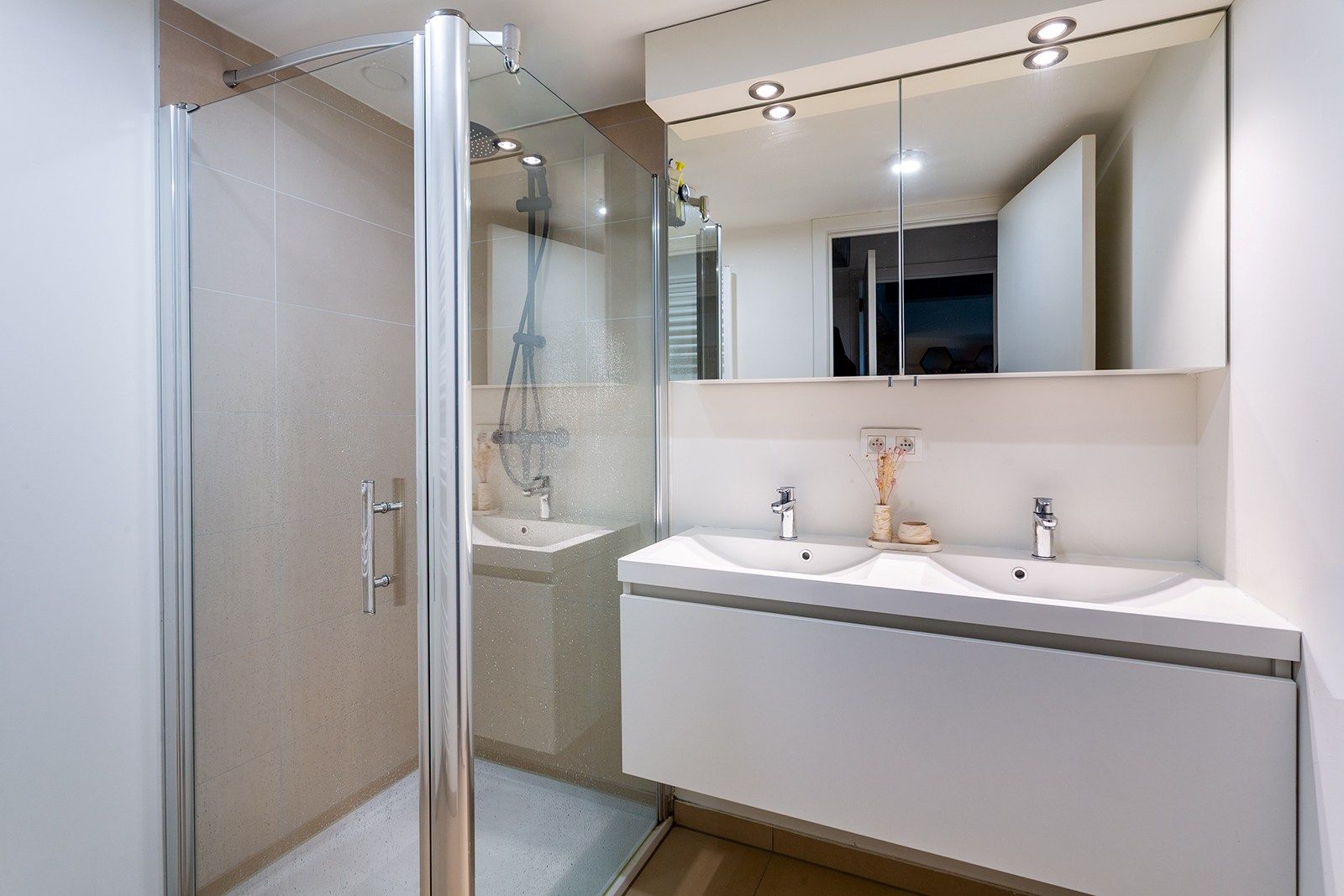 Stadsvibe en rust: energiezuinig appartement met terras foto 10