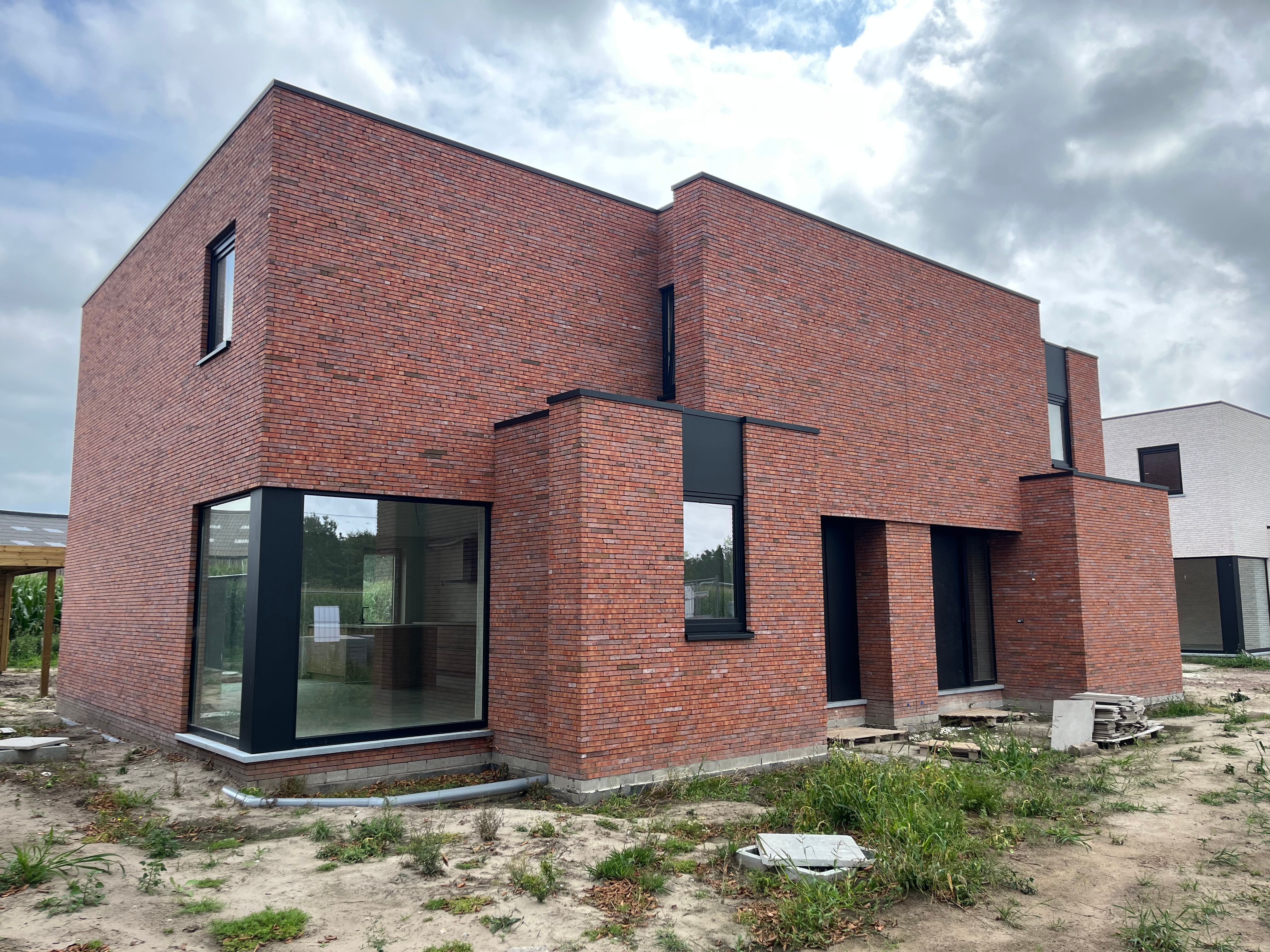 Energiezuinige nieuwbouwwoning met carport. foto {{pictureIndex}}
