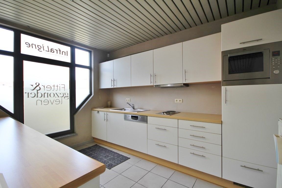 Instapklaar handelspand met magazijn op toplocatie in Sint-Truiden foto 7