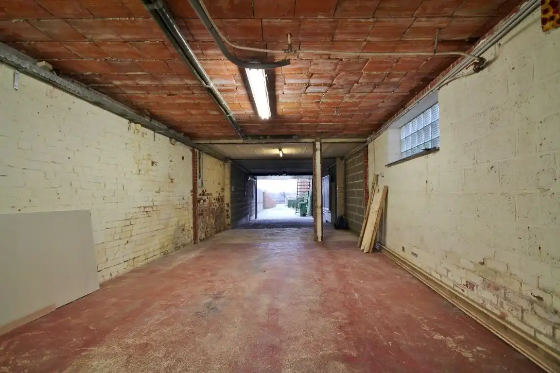 Zeer ruime woning net buiten het stadscentrum! foto 37