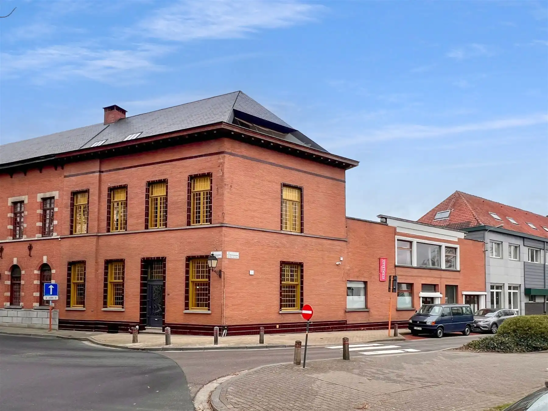 Karaktervol gerenoveerd burgerhuis met atelier foto {{pictureIndex}}