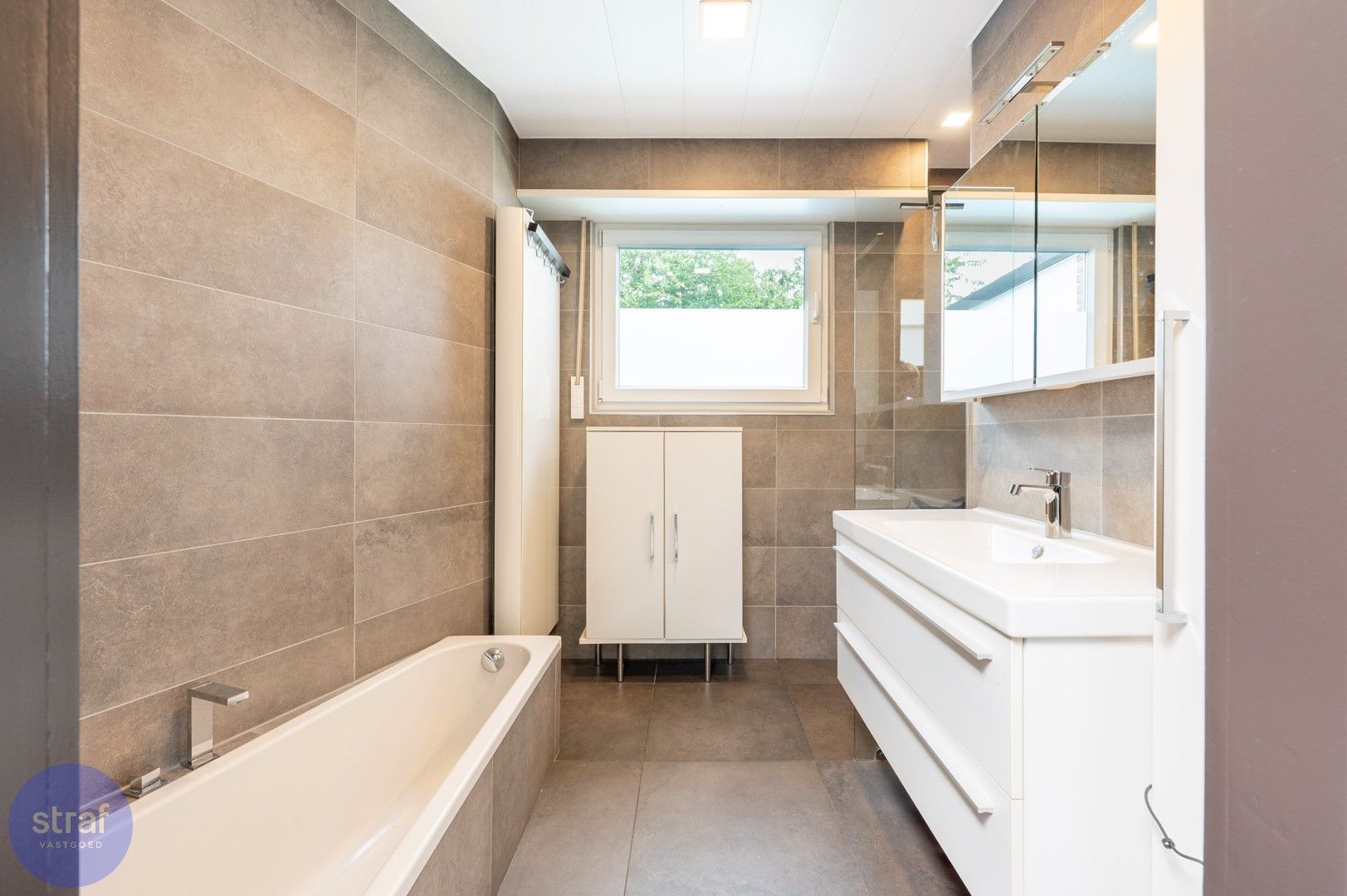 Enorme rijwoning met 6 slaapkamers én een zwembad foto 12