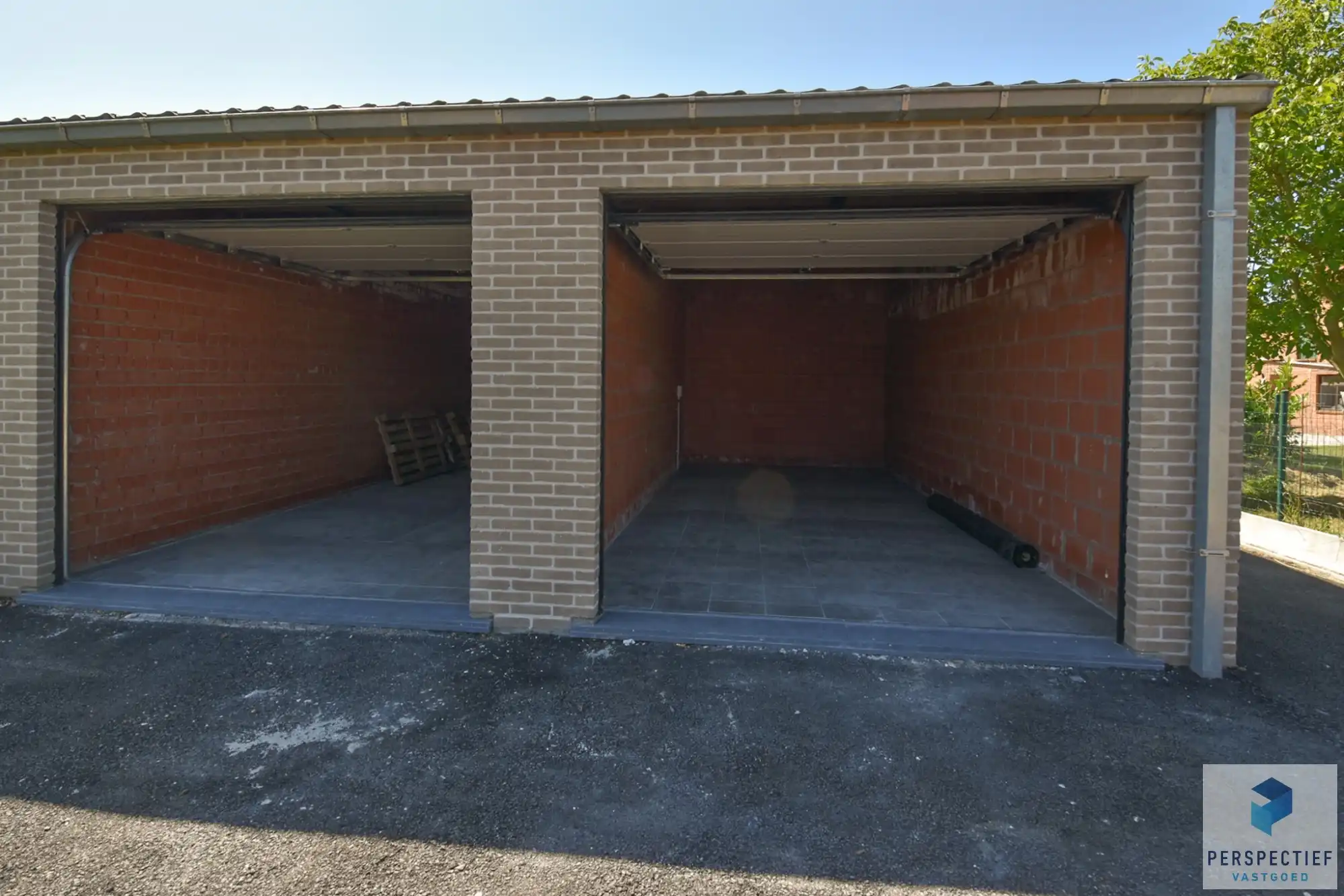 RUIME garagebox met automatische poort foto 3