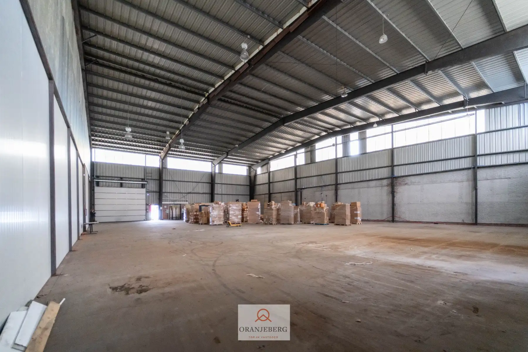 Magazijn te huur voor KORTE DUUR – 850 m² - op toplocatie Afrikalaan nabij Gent-Dampoort foto {{pictureIndex}}