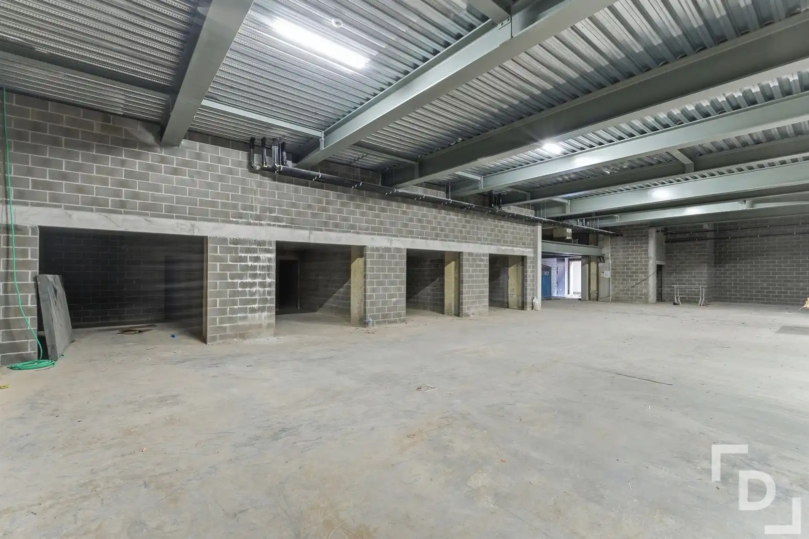 Nieuwbouwappartement met terras en tuin te koop in centrum Ieper. foto 17