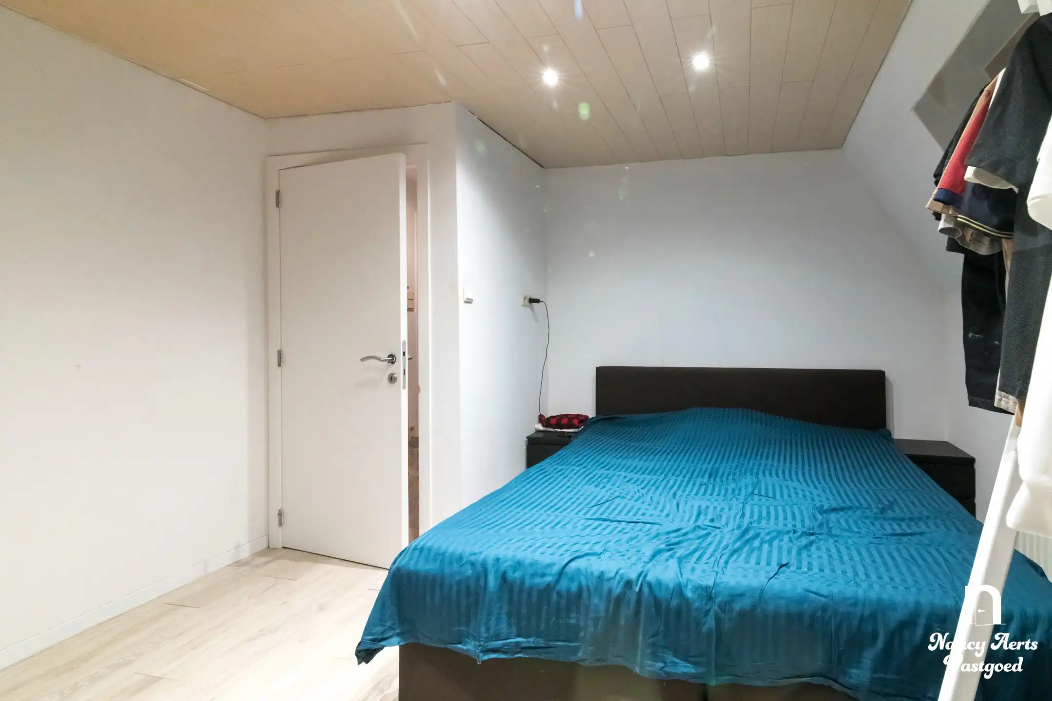 Veelzijdige woning met royale ruimtes en zwembad foto 37