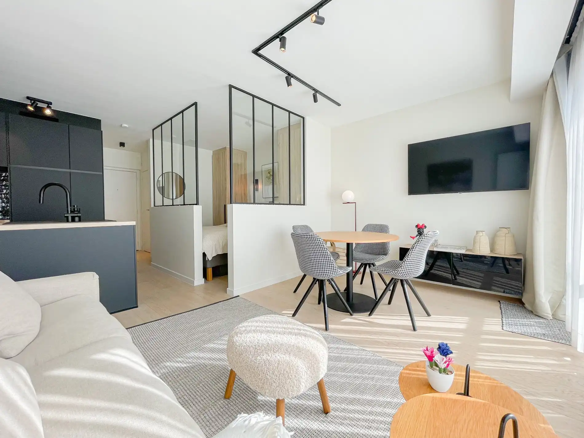 Recent tijdloos gerenoveerd appartement gelegen op de Kustlaan.  foto {{pictureIndex}}