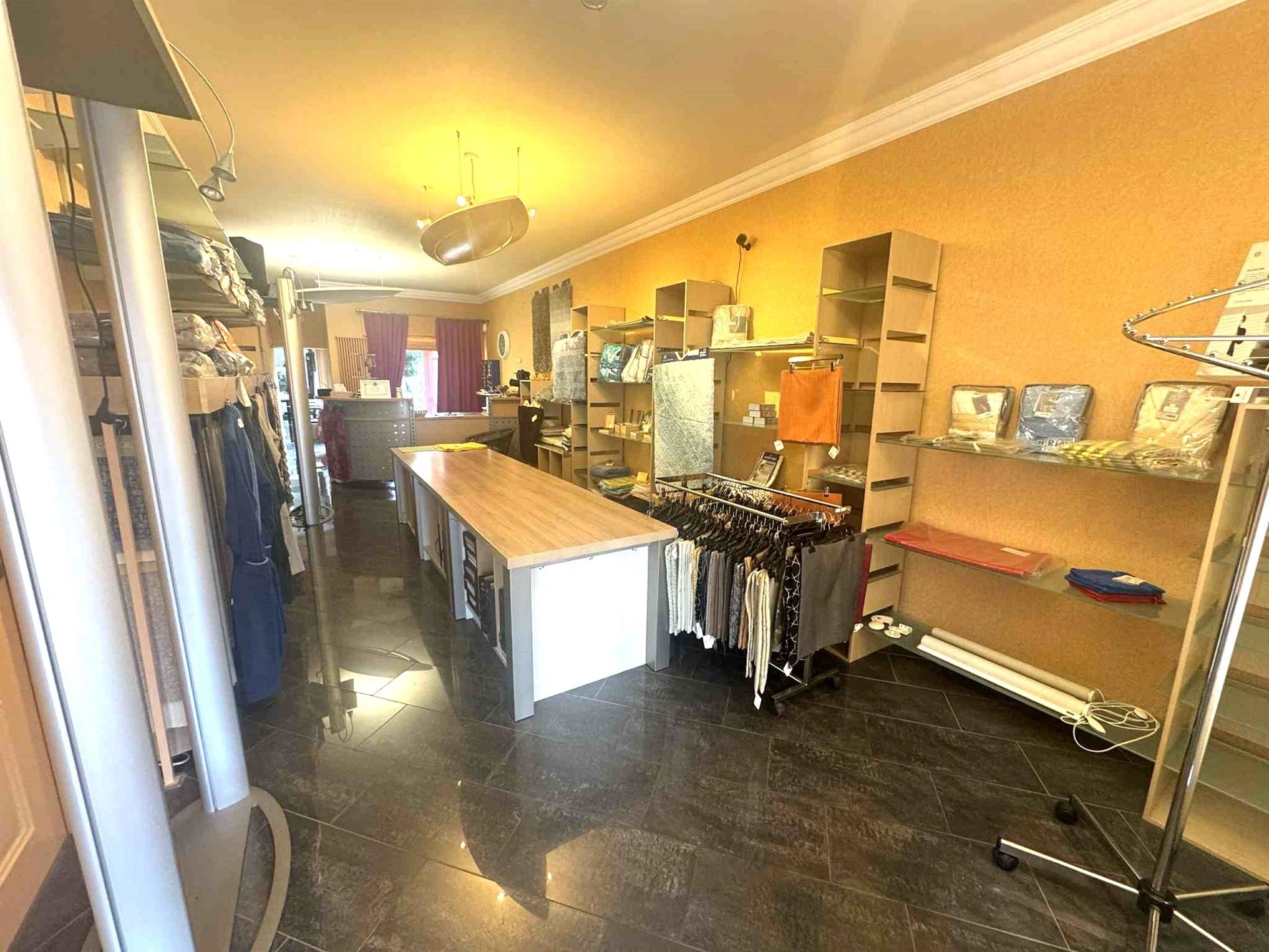 Gelijkvloerse handelsruimte met terras/tuin te huur RUE DE WAND. foto 3