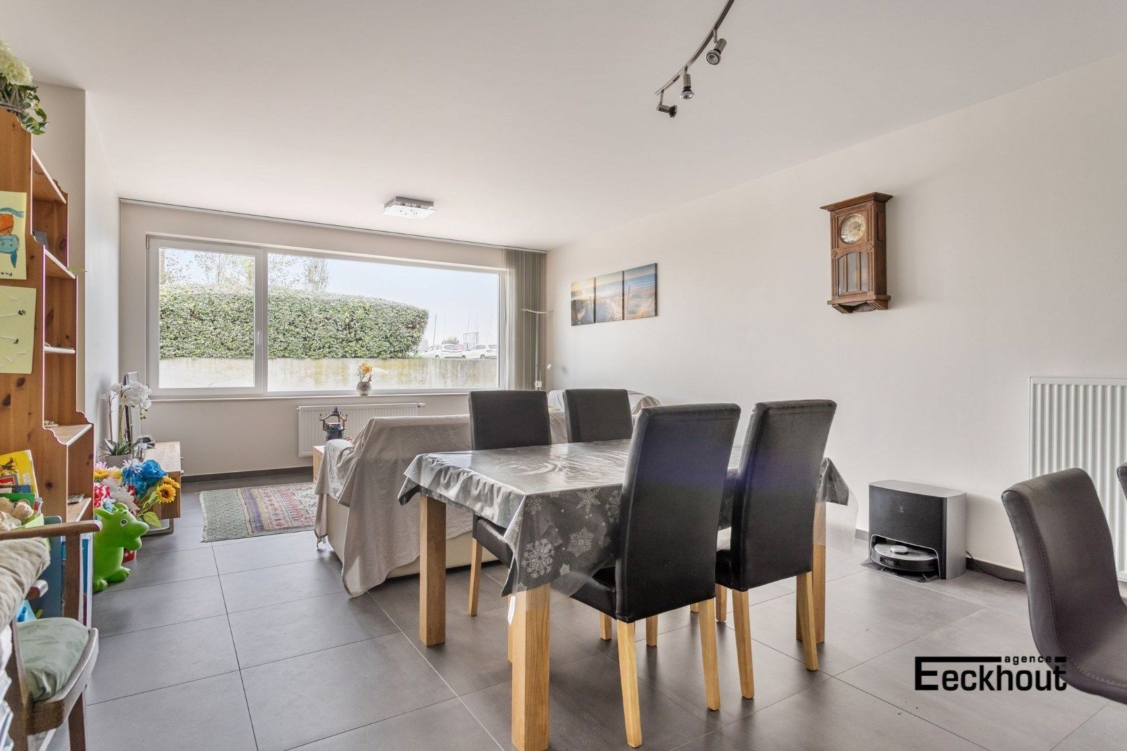 Instapklaar 2-slaapkamer appartement met ruim terras gelegen aan de Spuikom te Bredene! foto 4