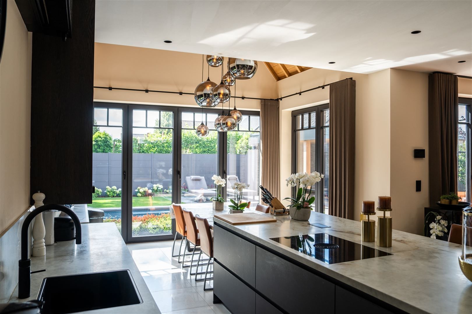 Prachtige woning met tuin en zwembad. foto 4