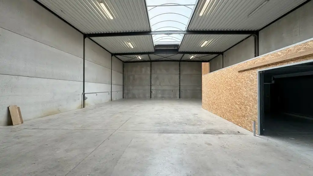 Magazijn met kantoor te huur nabij E313 in Ranst foto 4