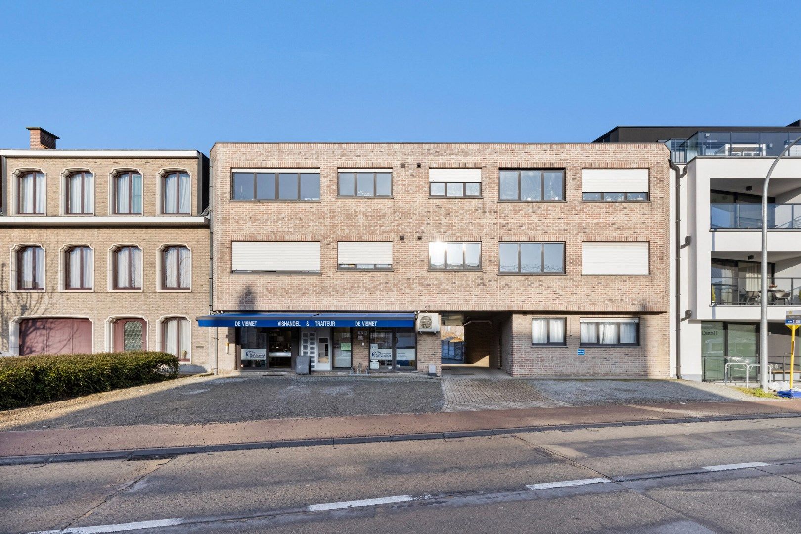 Op zoek naar een opbrengsteigendom met handelspand, 2 appartementen en 4 garages in hartje Merchtem? Welkom Home!  foto 2