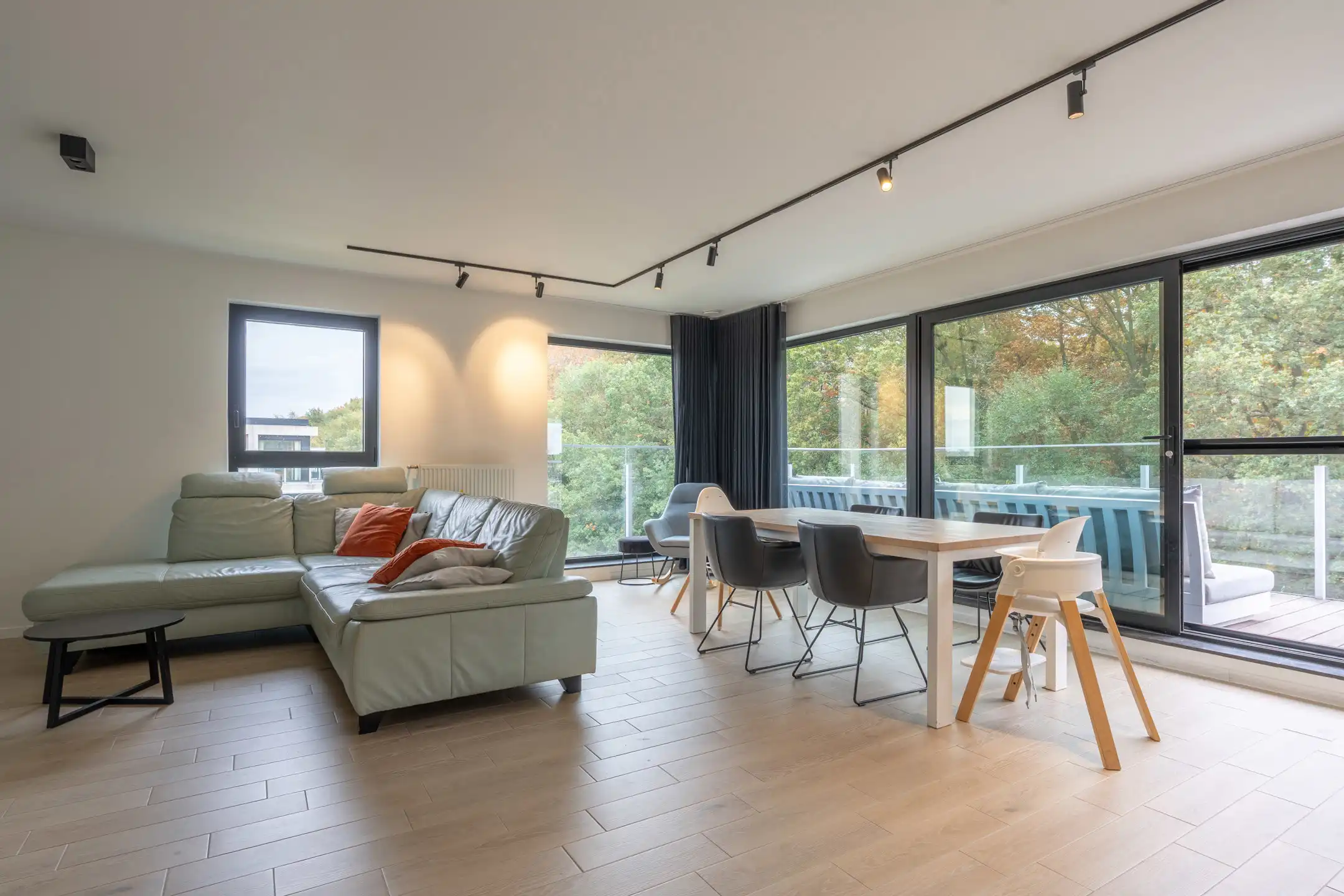Energiezuinig penthouse met ruim terras en 2 autostaanplaatsen. foto {{pictureIndex}}