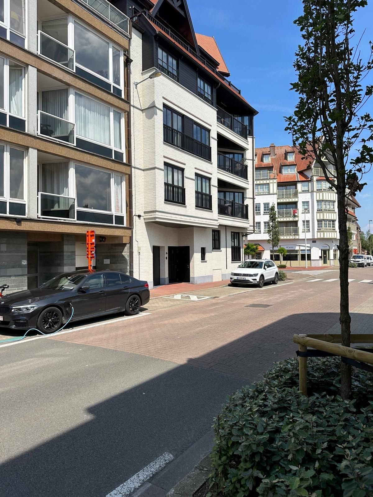 Vlot toegankelijke staanplaats op niveau -1 in de residentie Sunhouse in de Zoutelaan te Knokke.  foto 2