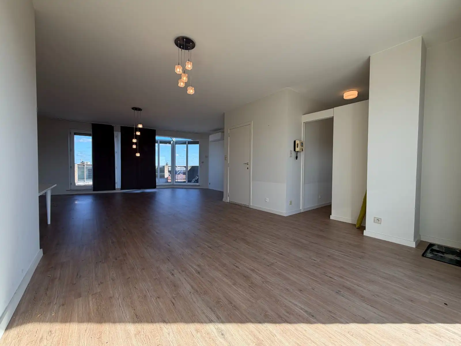 UNIEK DUPLEXAPPARTEMENT MET 2 RUIME TERRASSEN, AUTOSTAANPLAATS EN PRACHTIG UITZICHT OP DE MARKT VAN DEINZE! foto 22