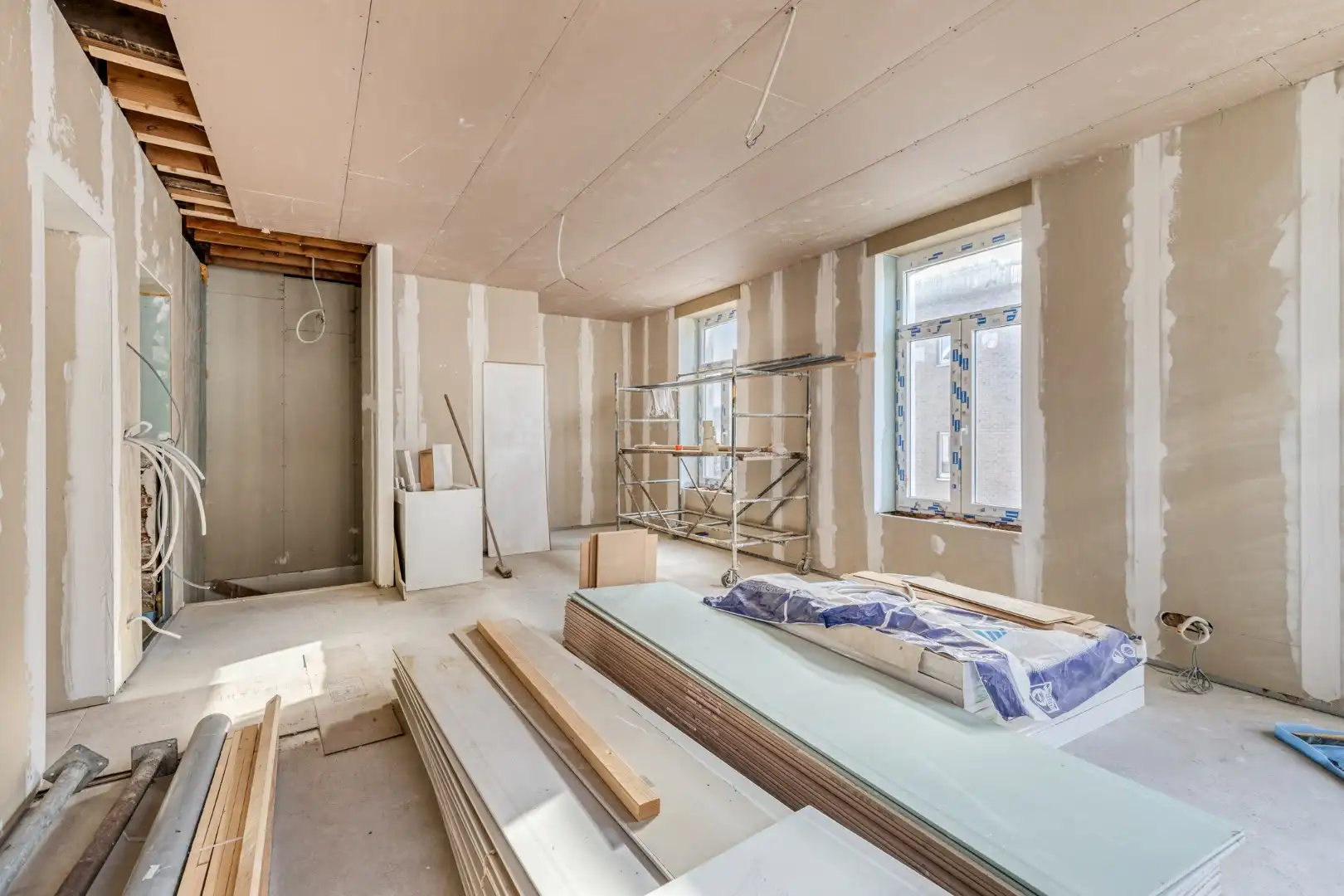 Commercieel pand met verder af te werken appartement en garage op topligging! foto 14
