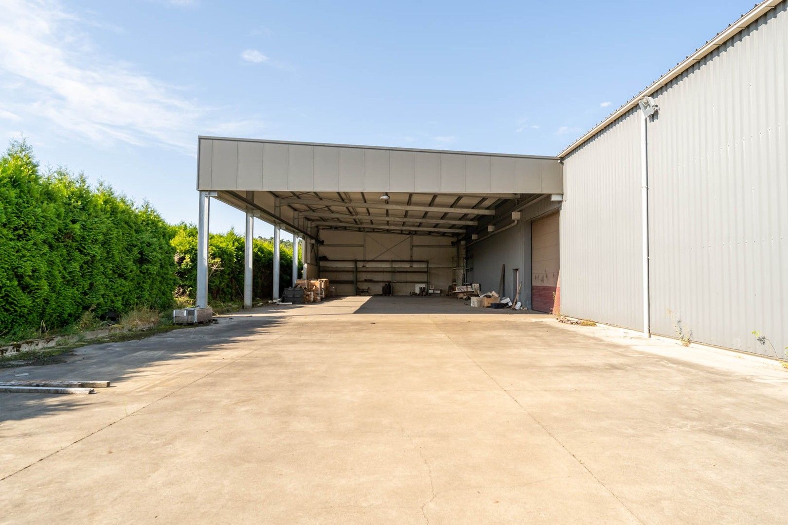 Bedrijfsgebouw met woonst te huur foto 2