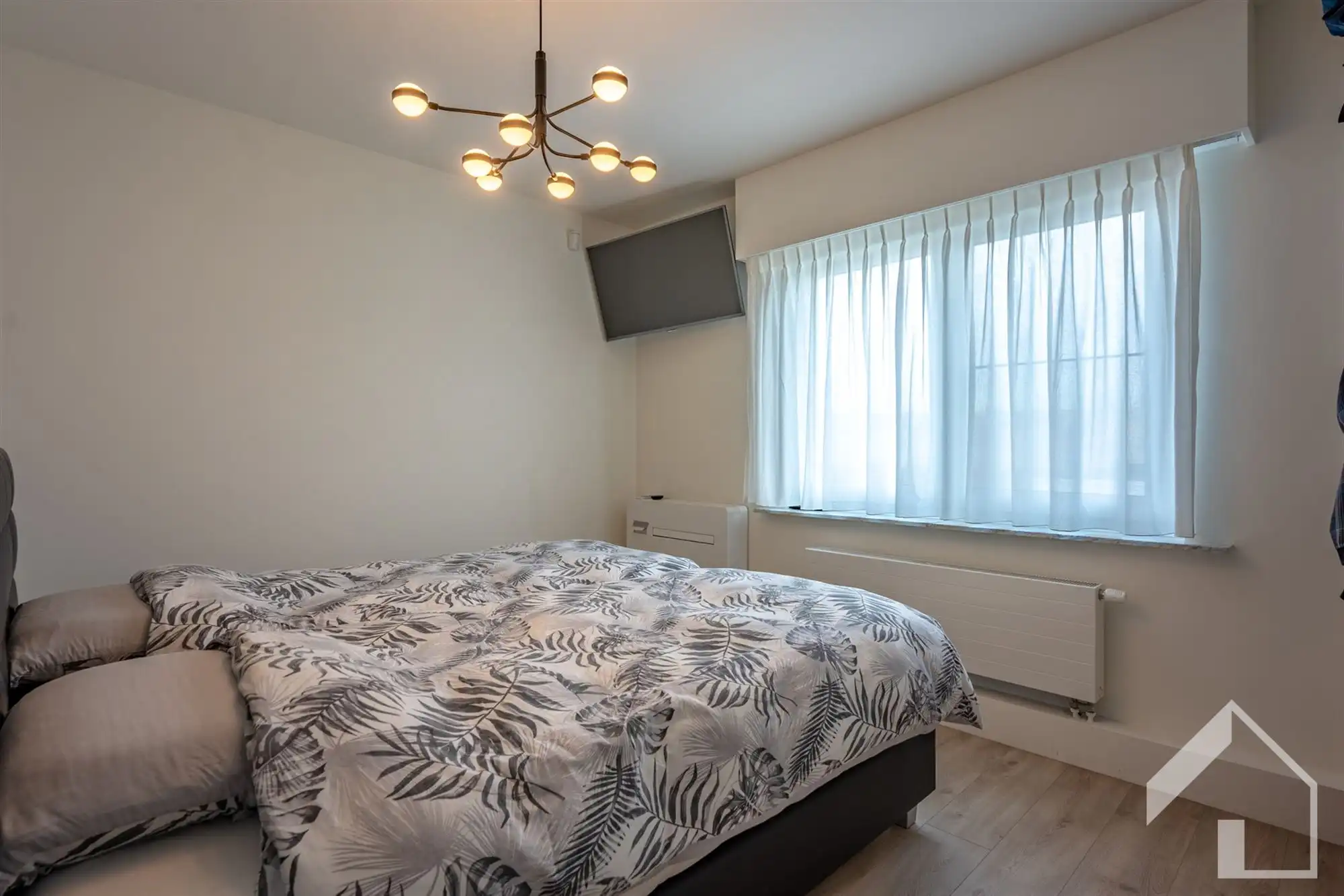 TOTAAL gerenoveerde halfopen bebouwing foto 9