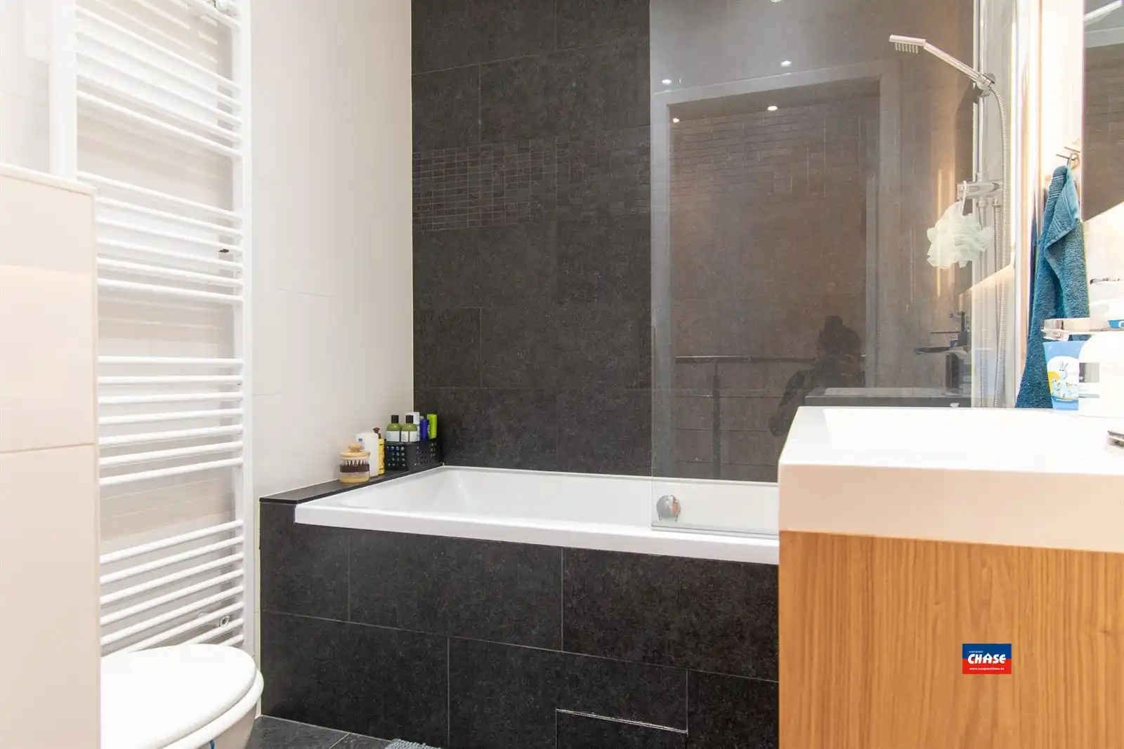 Gerenoveerde woning met terras, drie slaapkamers en garage foto 15